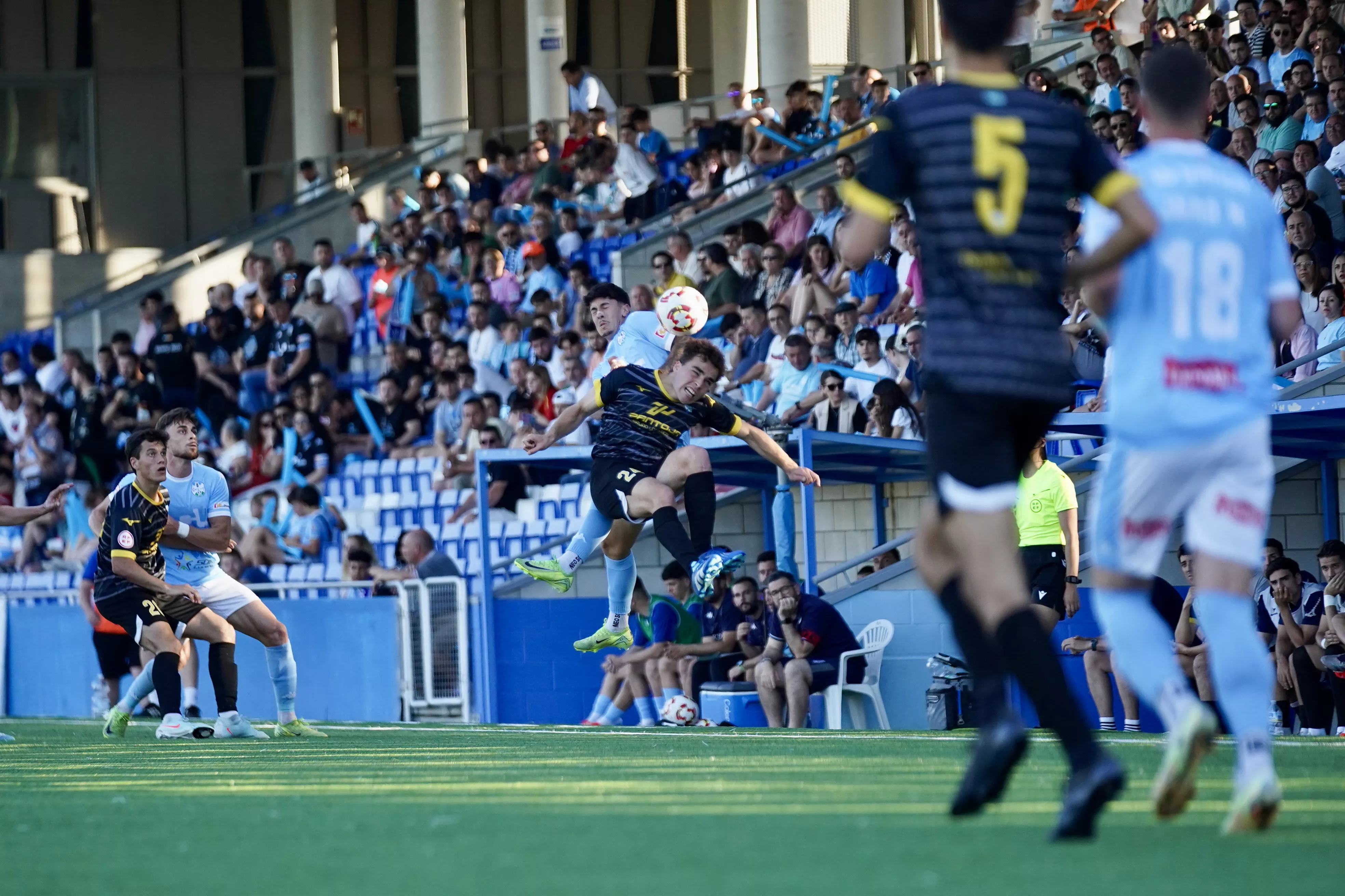 Un lance del partido entre Ciudad de Lucena y Tomares. Foto: Antonio Dávila
