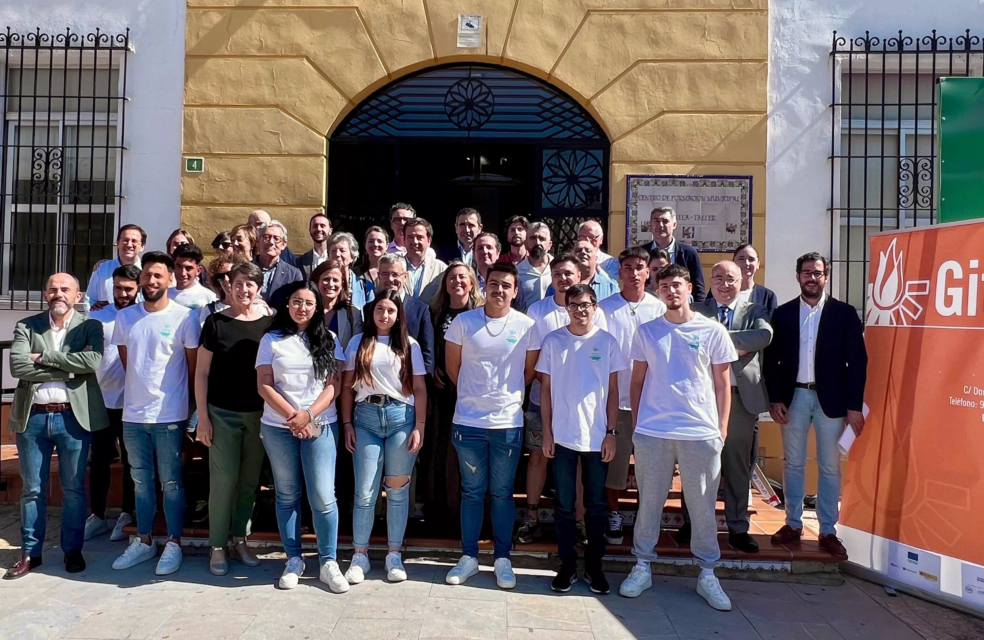 Autoridades y alumnos de esta iniciativa de formación a las puertas del centro de la Escuela Taller de Lucena