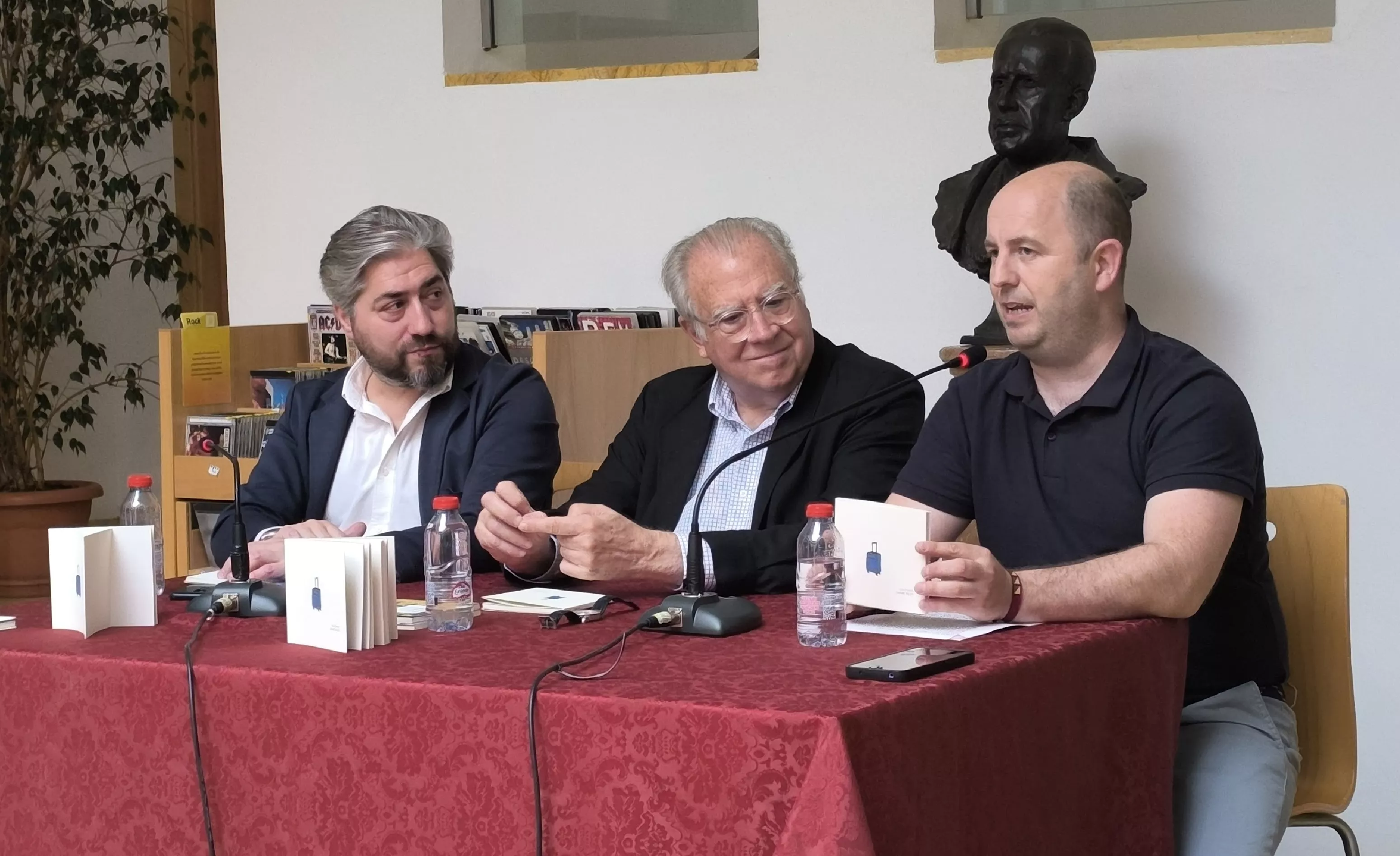 Un momento de la presentación de ‘Aire Escrito’, el nuevo poemario de Jaime Siles en la colección  ‘El Orden del Mundo’