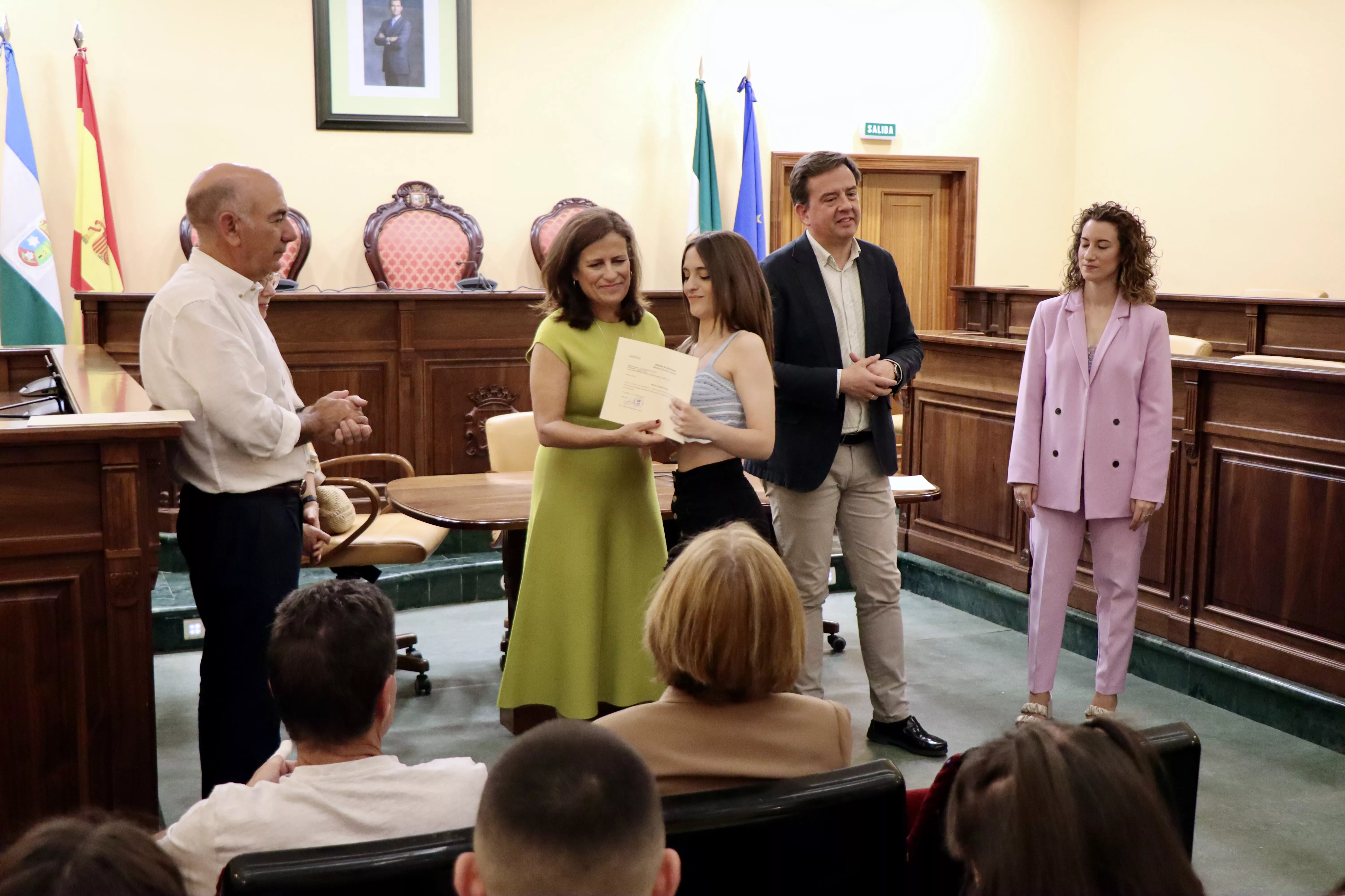 Clausura cursos de formación para el empleo en el salón de plenos del consistorio lucentino