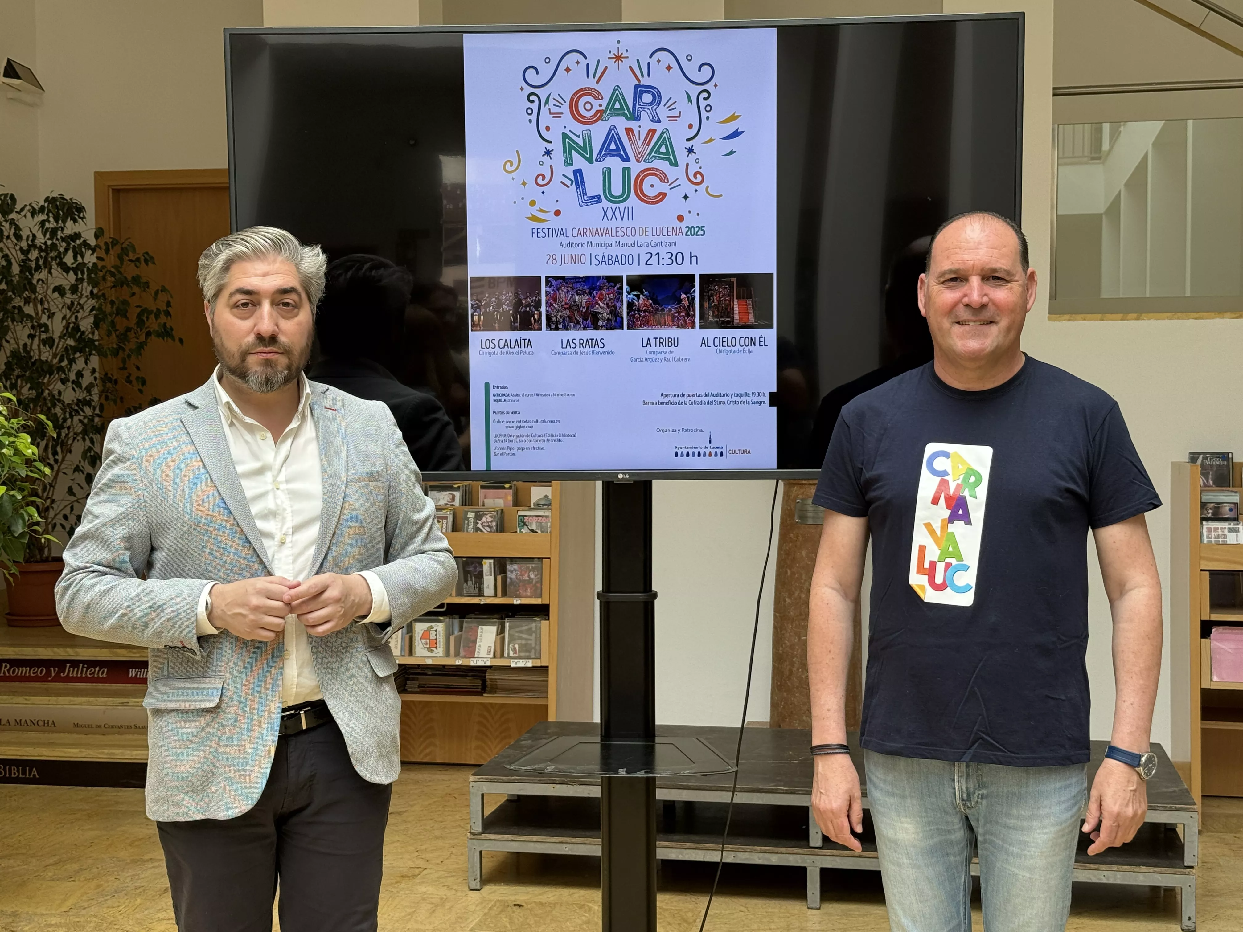 Francisco Barbancho, concejal de Cultura y Arcángel Bedmar, asesor de Carnavaluc, presentan las novedades en la Biblioteca Municipal
