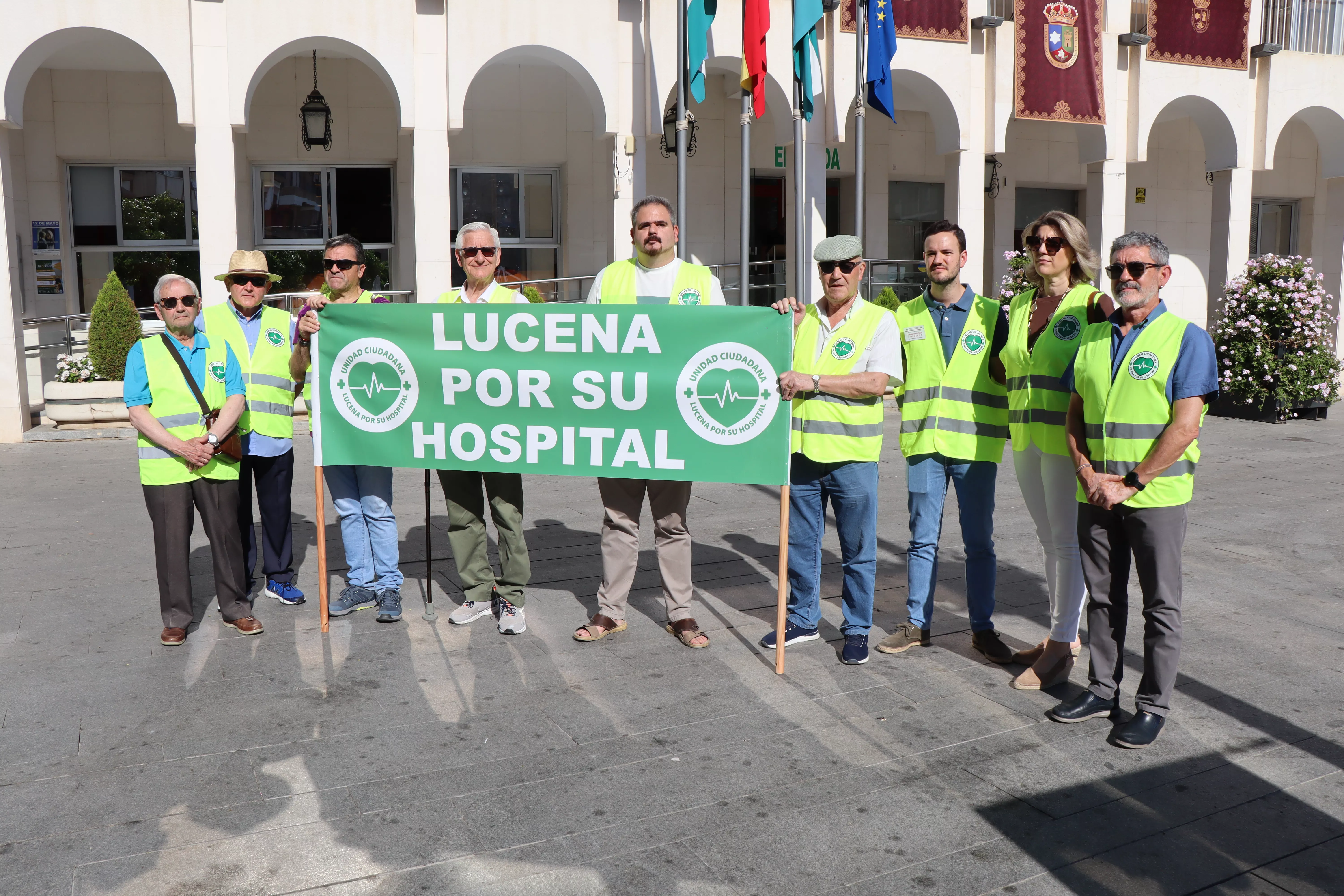Miembros de la Mesa de Unidad "Lucena por su hospital", esta mañana en la Plaza Nueva