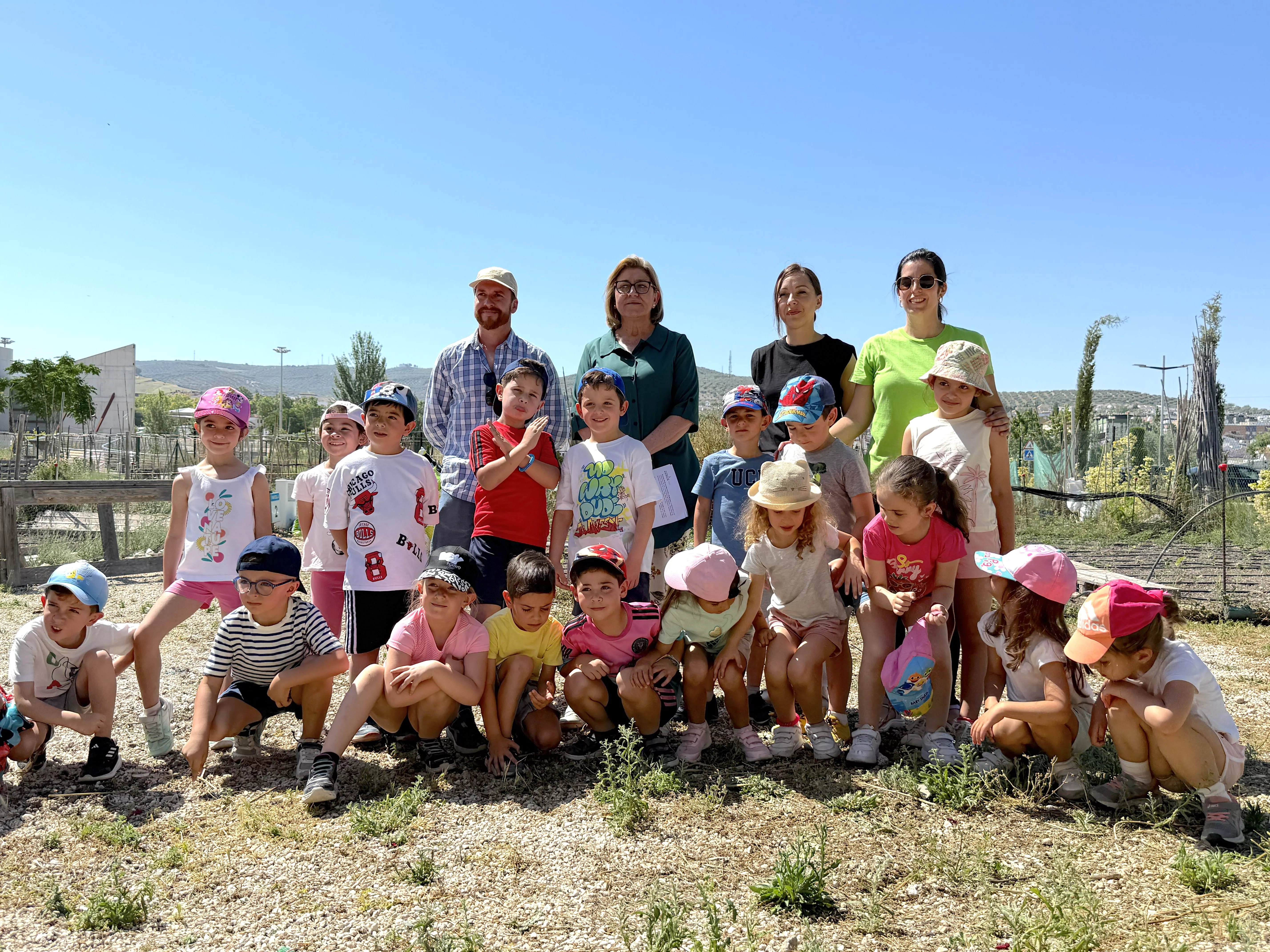 Charo Valverde, edil de Medio Ambiente y Sostenibilidad, junto a técnicos de la delegación, integrantes de la asociación ENEA y alumnos del CEIP Antonio Machado 