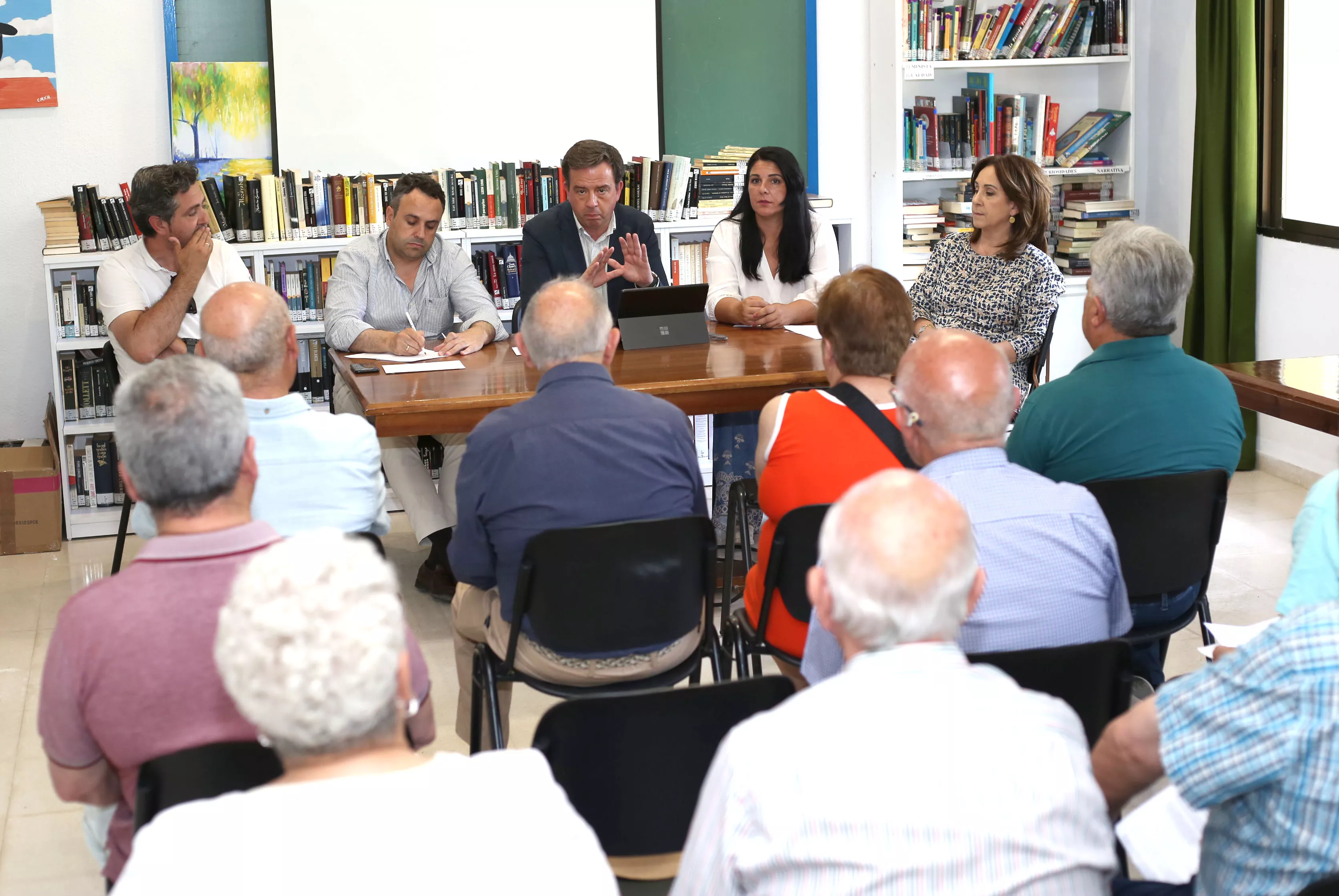 Un momento de la reunión mantenida por el alcalde con los vecinos de Las Navas para informarles sobre la marcha del proyecto
