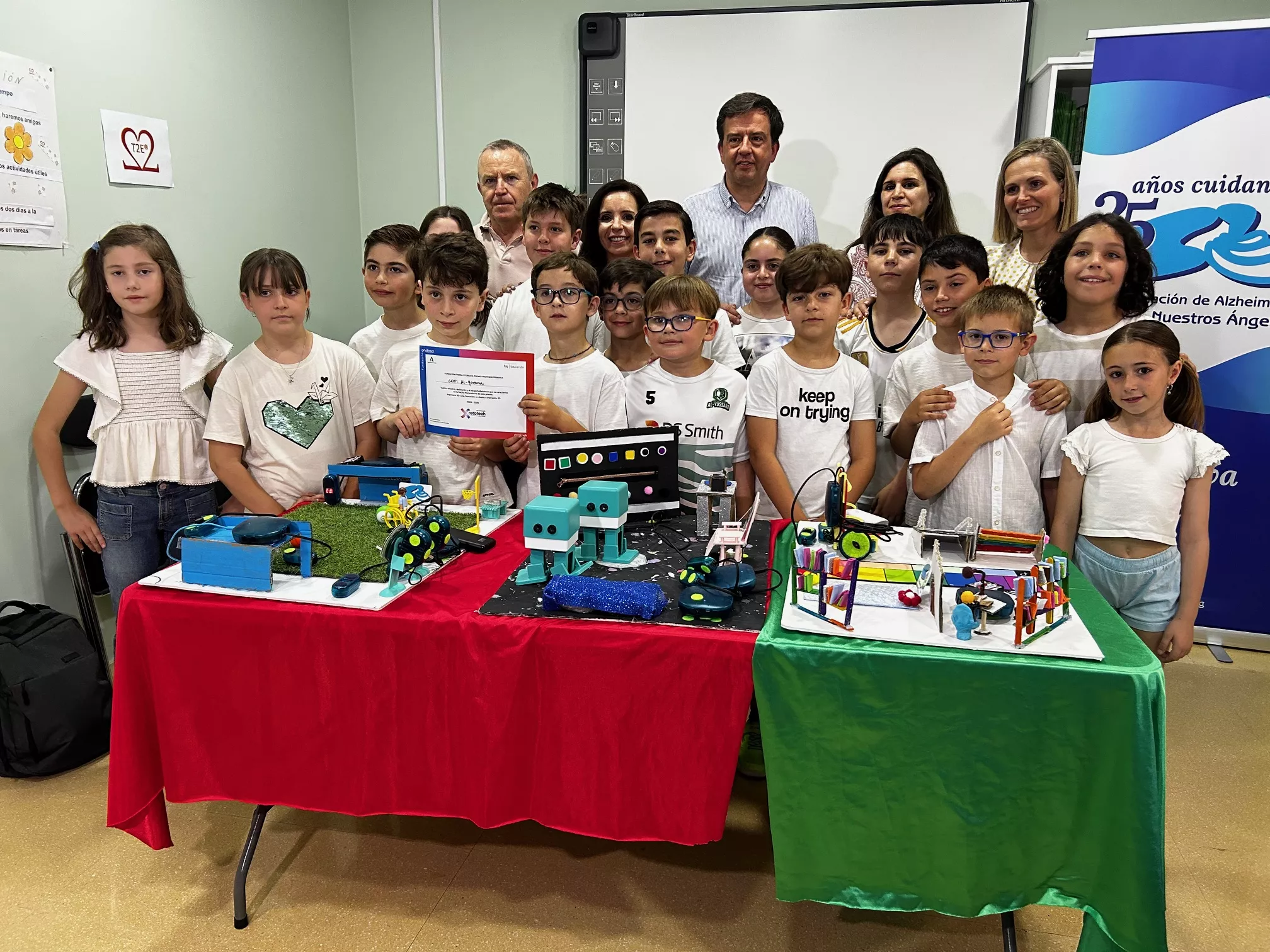 Algunos de los alumnos del CEIP Al-Yussana que han participado en el proyecto junto a autoridades y representantes de AFA 'Nuestros Ángeles'