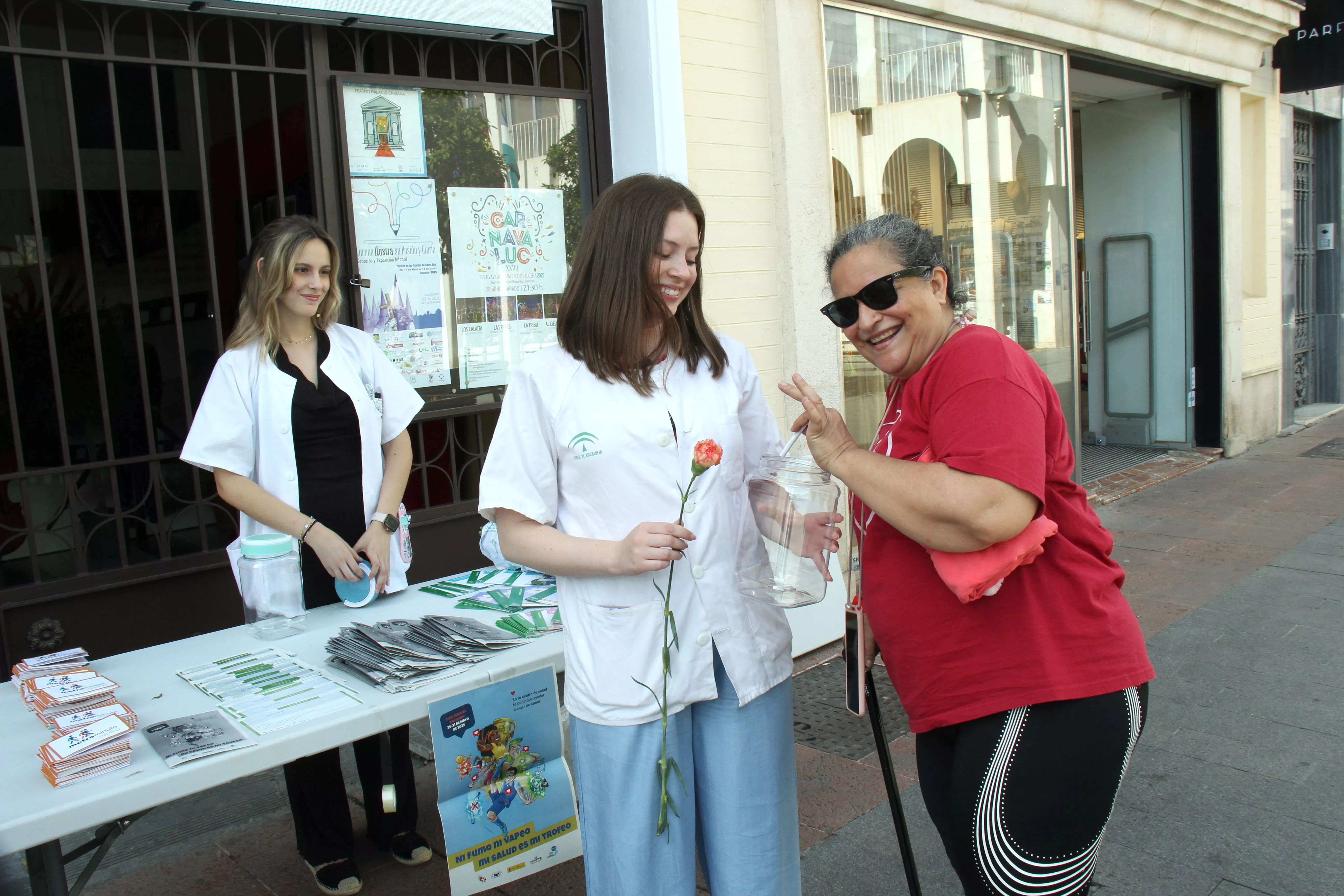 Una flor por un cigarrillo, el gesto simbólico esta mañana en la Plaza Nueva con motivo del Día Mundial Sin Tabaco
