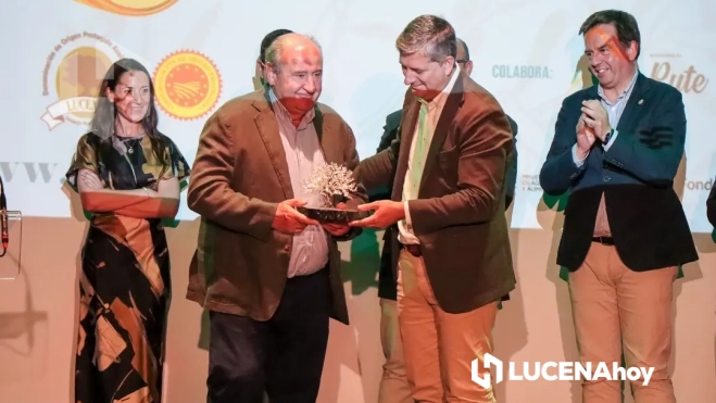 Manuel Gómez recibe el galardón de Aceites Fuente Grande S.A Manuel Gómez recibe el galardón de Aceites Fuente Grande S.A