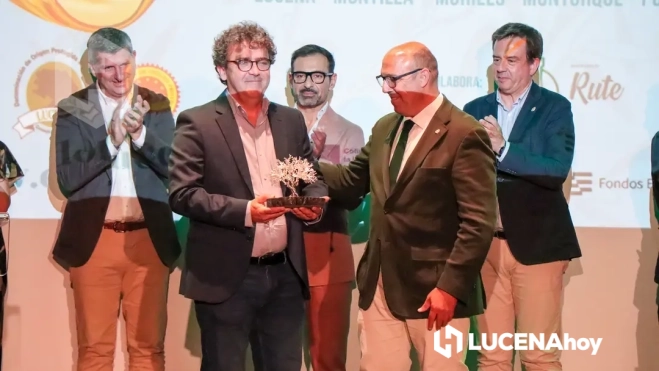 Francisco Fernández recibe el primer premio, concedido a la Cooperativa La Unión de Montilla SCA