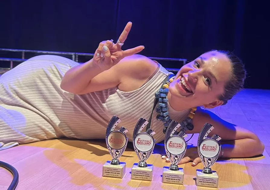 Elena Moreno junto a las distinciones recibidas en este certamen