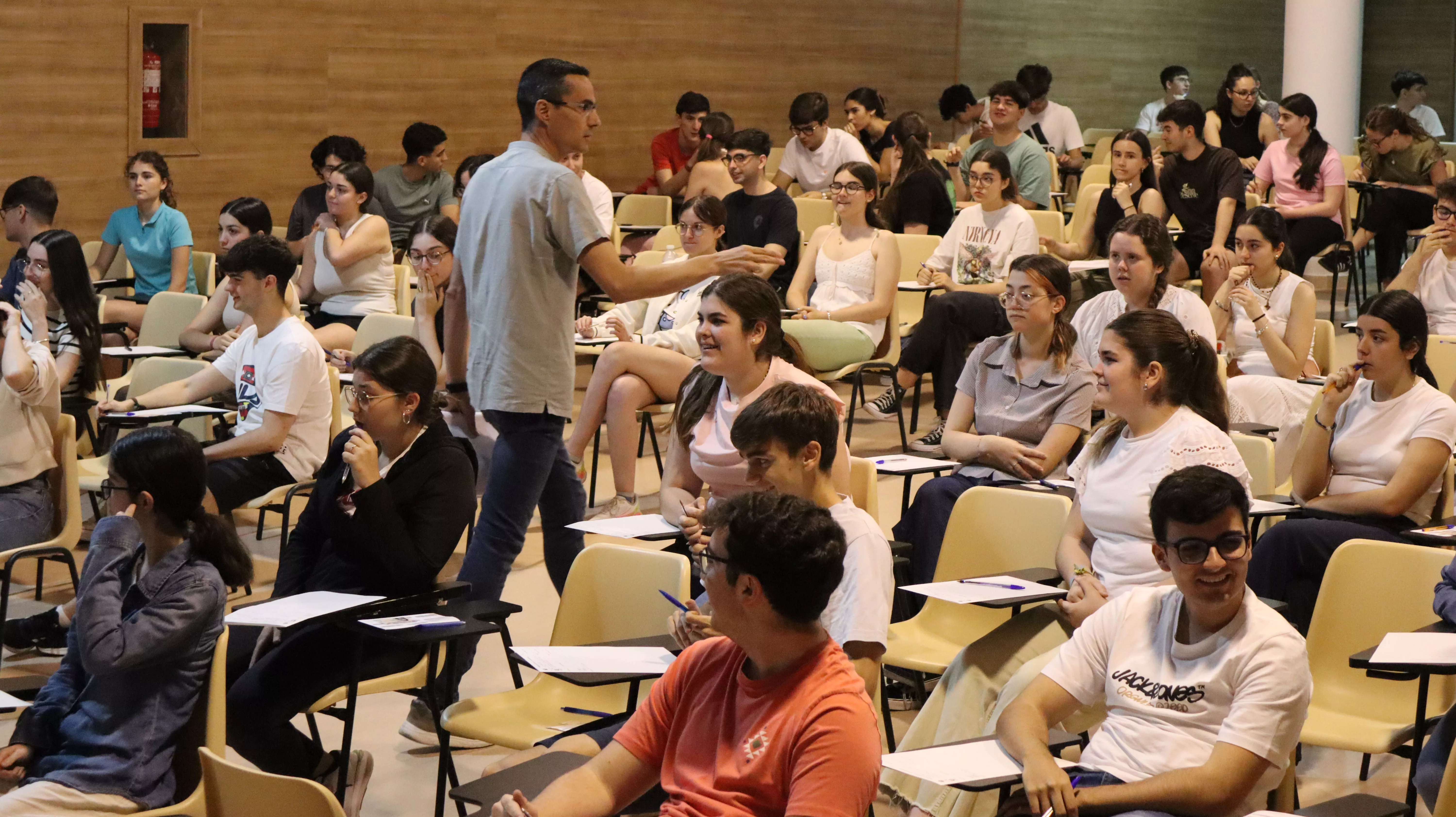 Estudiantes de bachillerato en el Salón de Actos del IES Marqués de Comares, minutos antes de comenzar el segundo examen de la PAU en la jornada de hoy