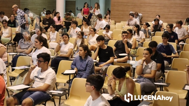 Estudiantes de bachillerato en el Salón de Actos del IES Marqués de Comares, minutos antes de comenzar el segundo examen de la PAU en la jornada de hoy Estudiantes de bachillerato en el Salón de Actos del IES Marqués de Comares, minutos antes de comenzar el segundo examen de la PAU en la jornada de hoy