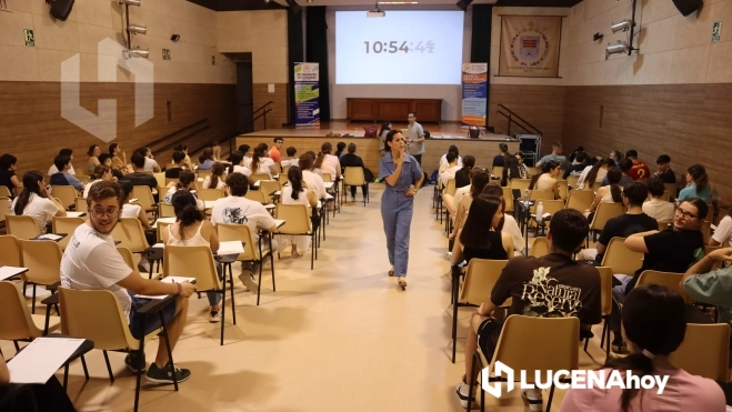 Estudiantes de bachillerato en el Salón de Actos del IES Marqués de Comares, minutos antes de comenzar el segundo examen de la PAU en la jornada de hoy Estudiantes de bachillerato en el Salón de Actos del IES Marqués de Comares, minutos antes de comenzar el segundo examen de la PAU en la jornada de hoy