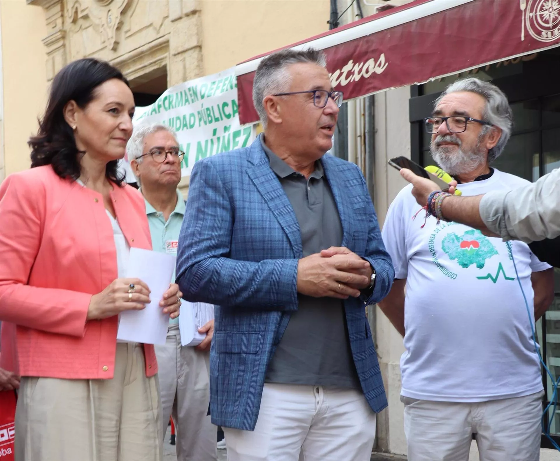 El alcalde de Iznájar atiende a la prensa tras su protesta en Córdoba