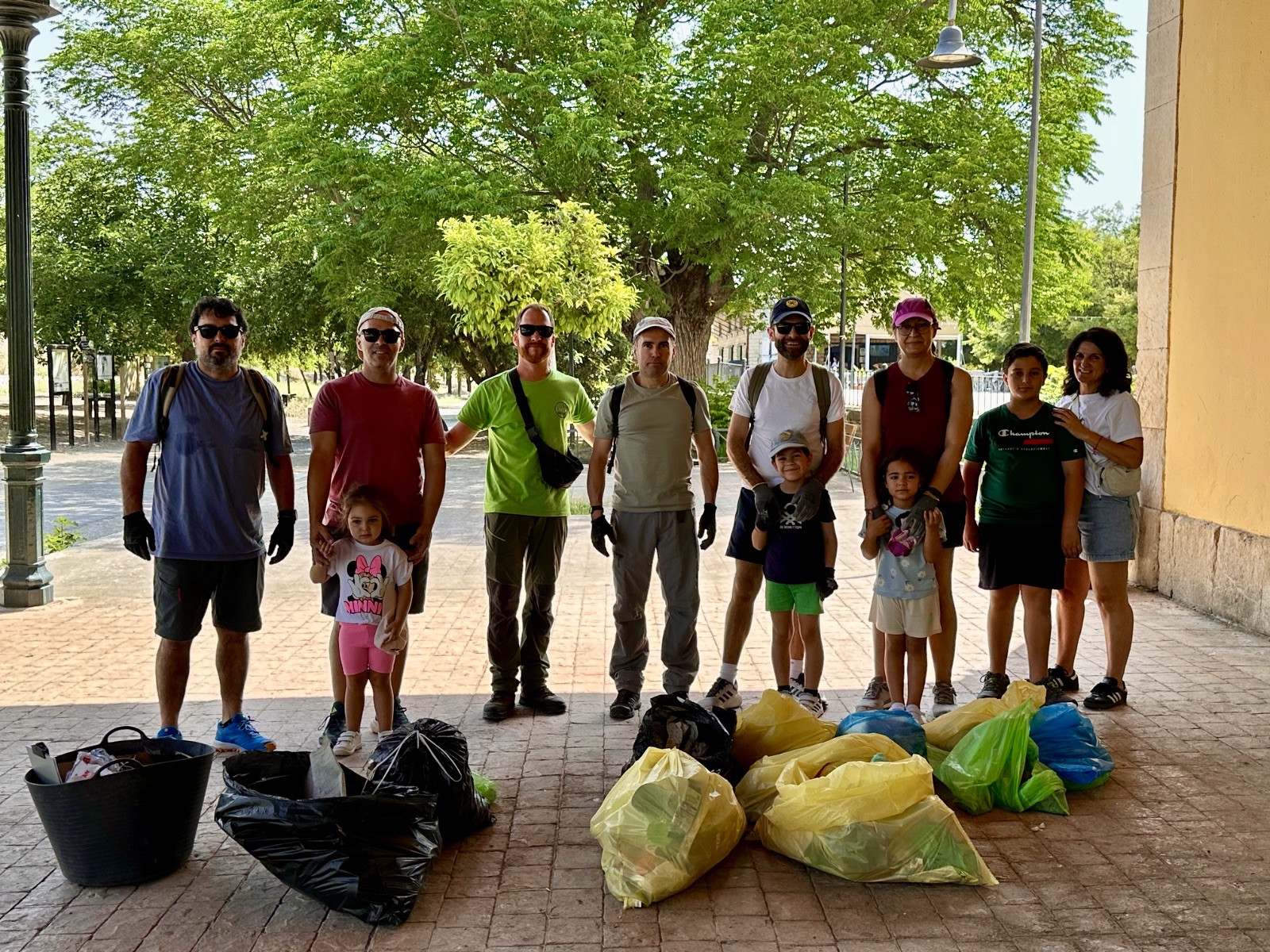 Algunos de los participantes en este iniciativa junto a la basura recogida