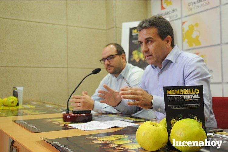  El alcalde de Carcabuey, Miguel Ángel Sánchez, expone la programación del certamen, junto al delegado de Agriculturade la Diputación, Francisco Ángel Sánchez 
