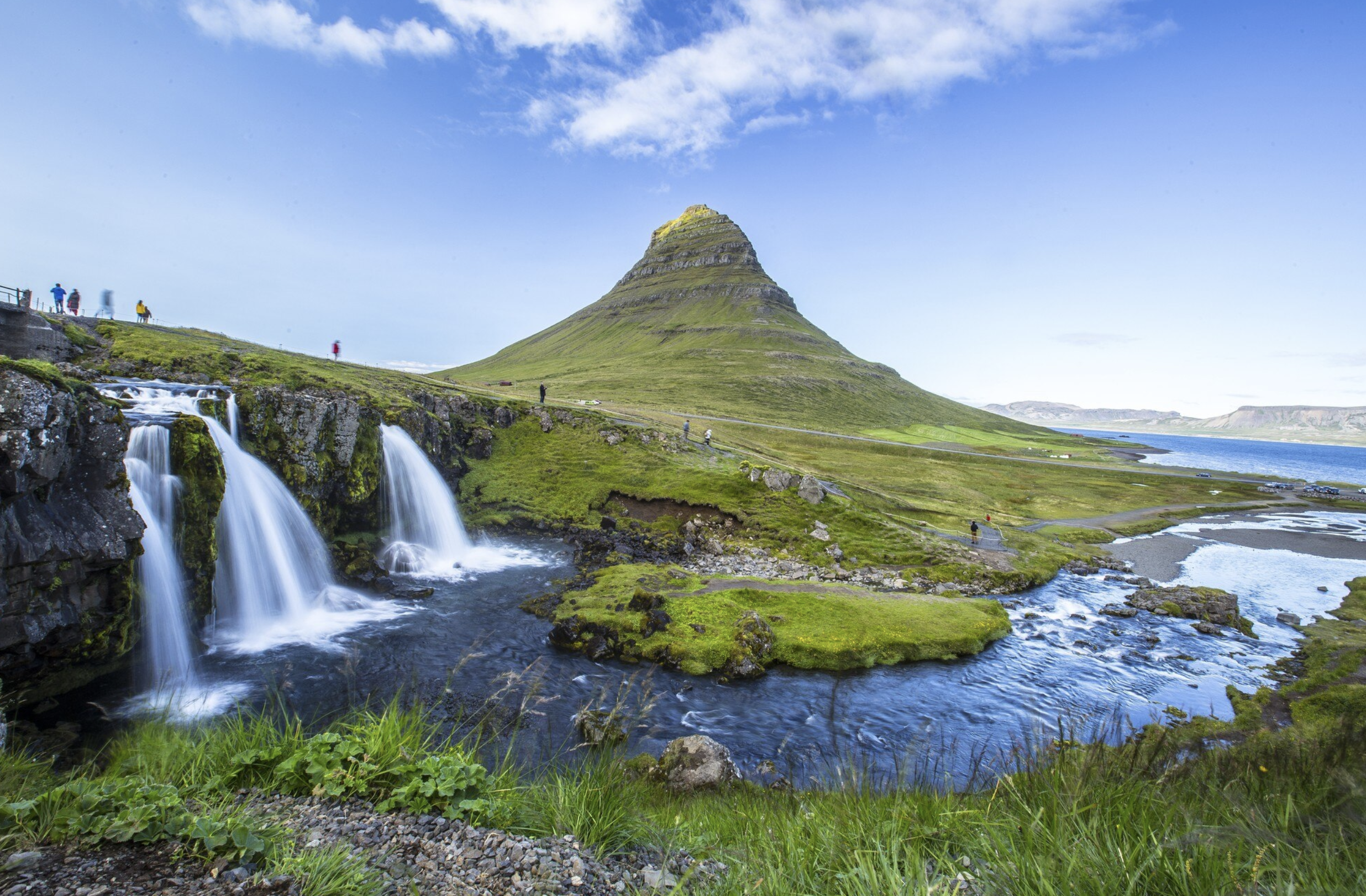 La famosa montaña Kirkjufellsfoss y el río Barnafoss en Islandia. Foto: Freepik