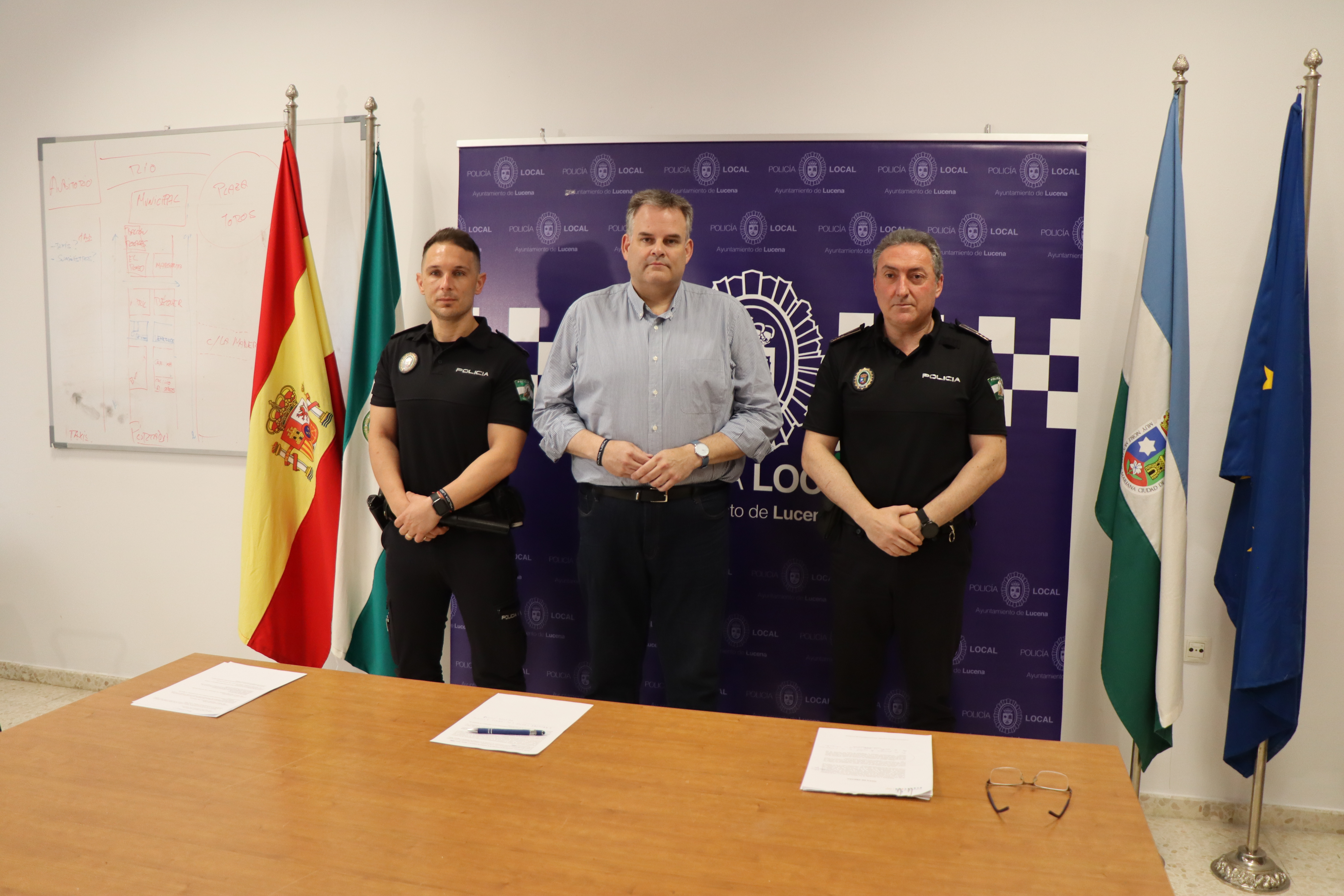 El concejal de Seguridad Ciudadana, Ángel Novillo junto al inspector jefe de la Policía Local, José Pino; y el subinspector David Navas