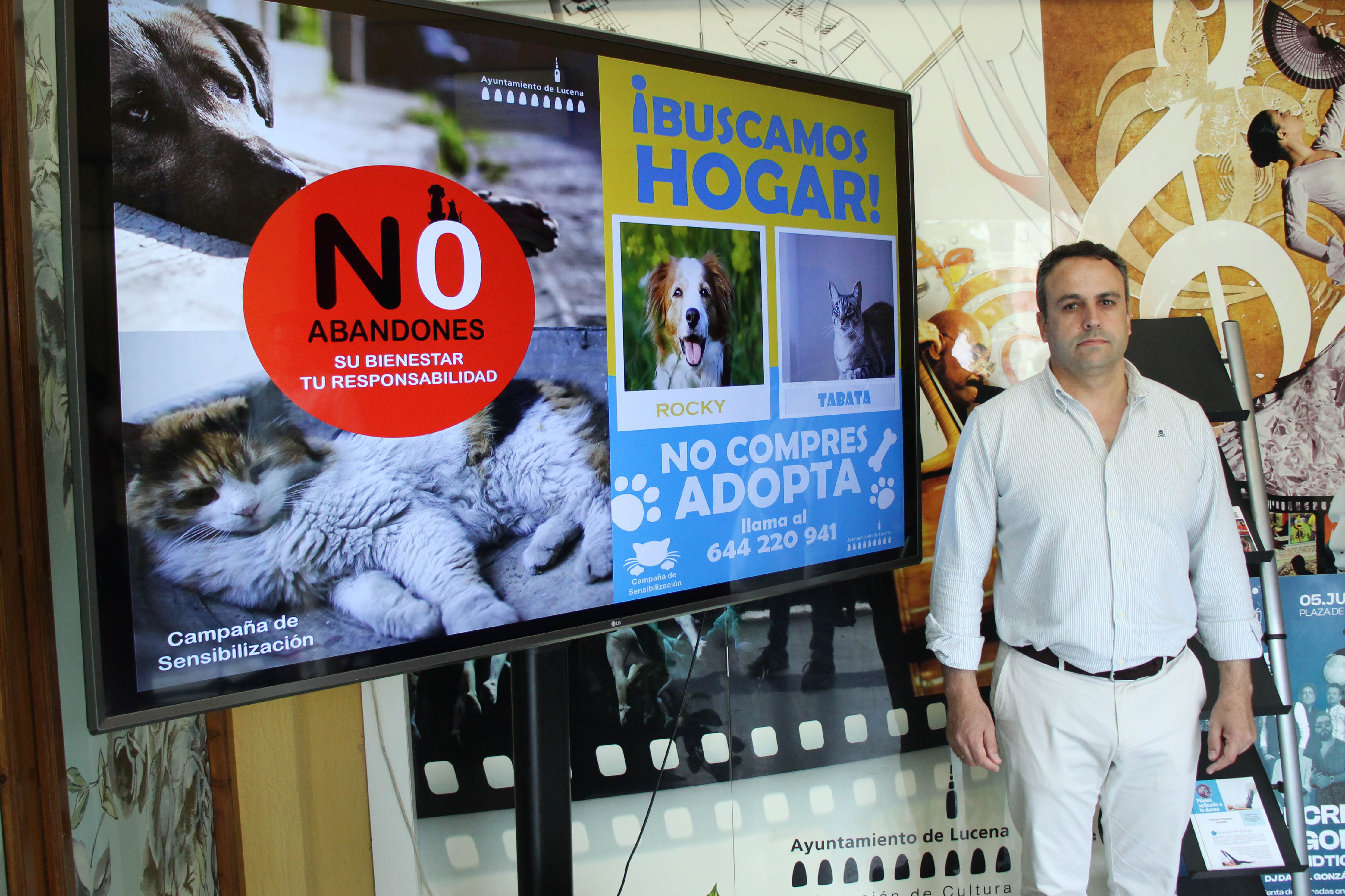 Javier Pineda junto a algunos carteles de la campaña de concienciación sobre abandono de animales