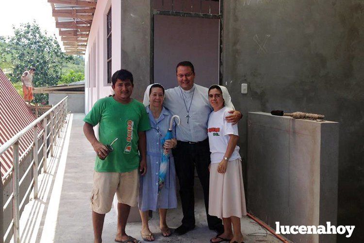  Francisco José Delgado, delante de la Casa-Hogar Virgen de Araceli, junto a dos religiosas y un trabajador. 