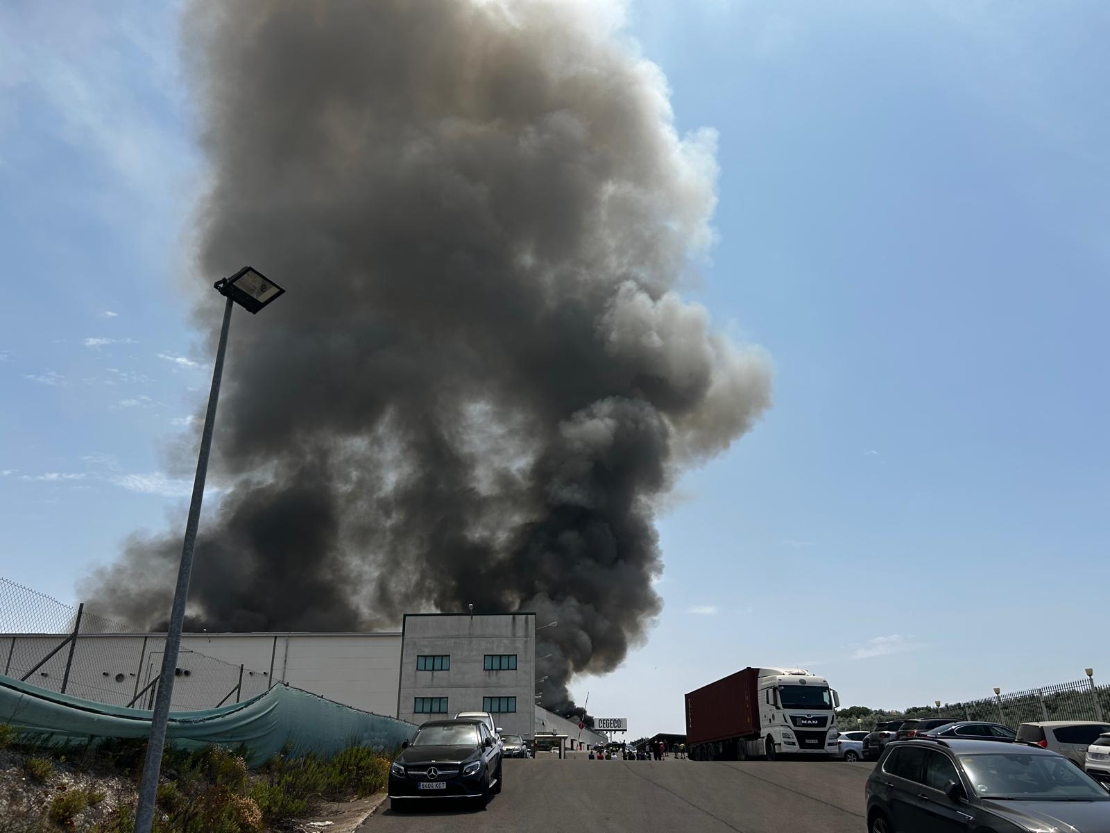 Inmediaciones de la nave industrial afectada por el incendio