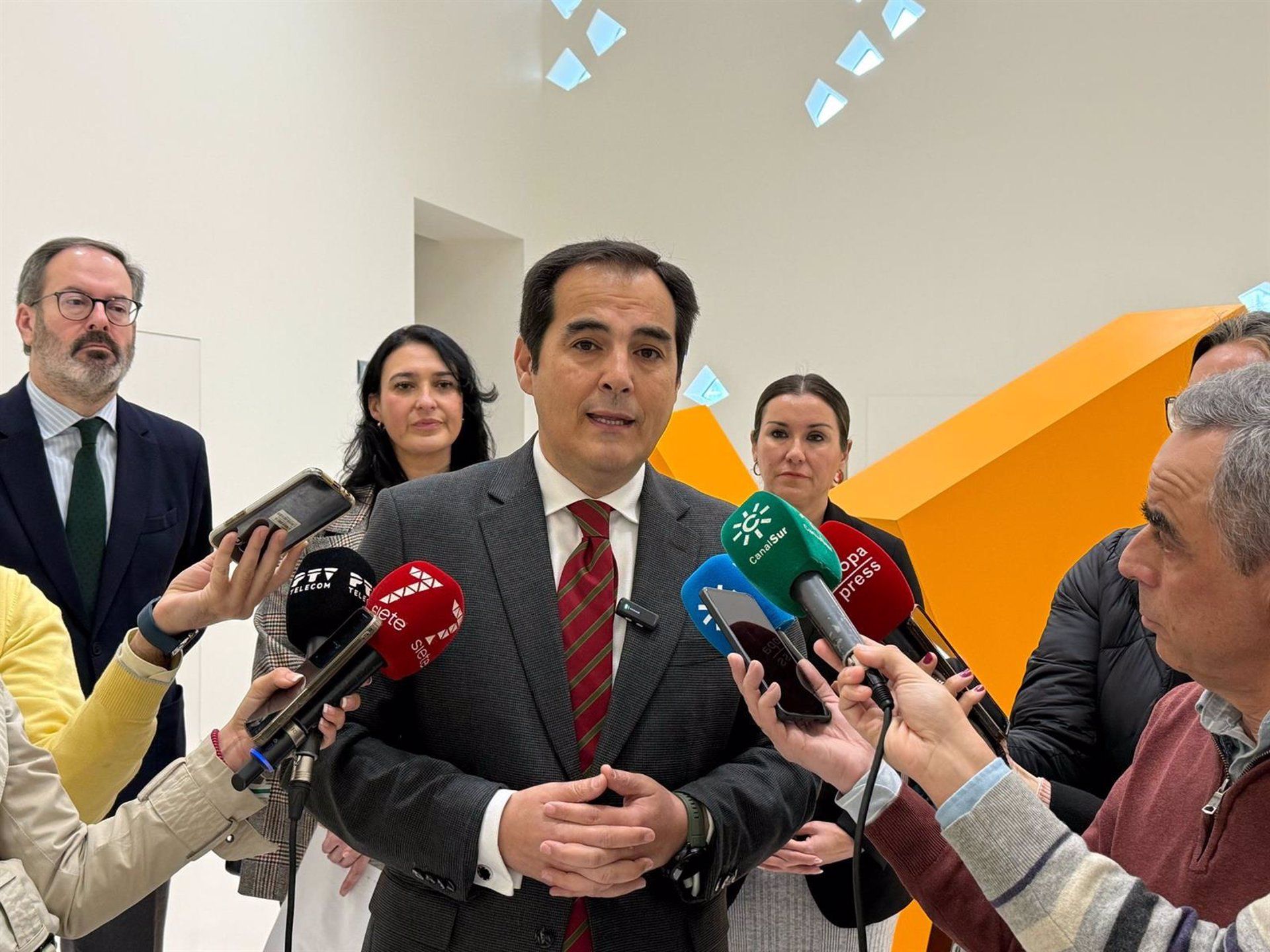 José Antonio Nieto durante su atención a los medios de comunicación