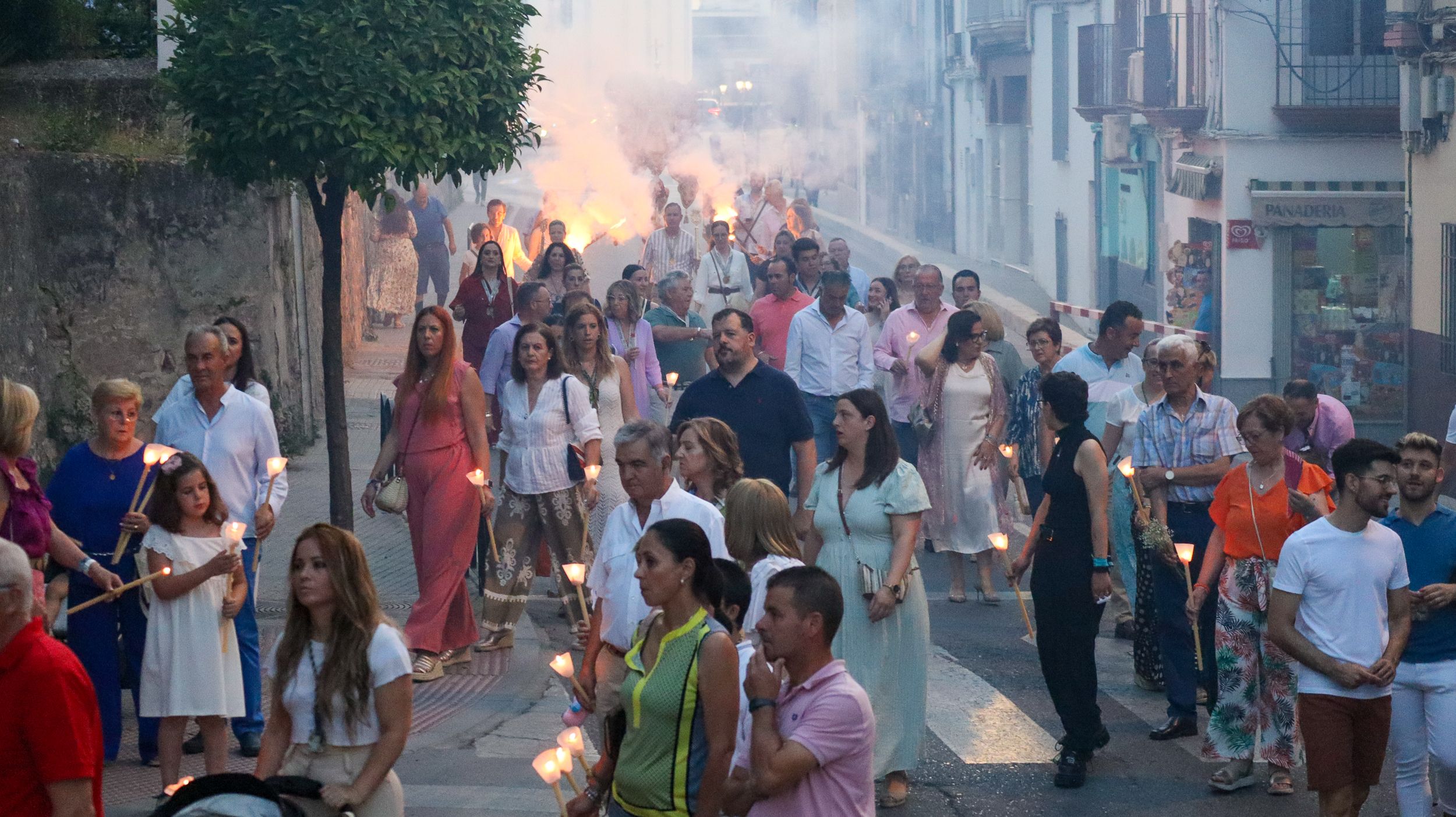 Simpecado de la Hermandad del Rocío de Lucena 33 Simpecado de la Hermandad del Rocío de Lucena 33