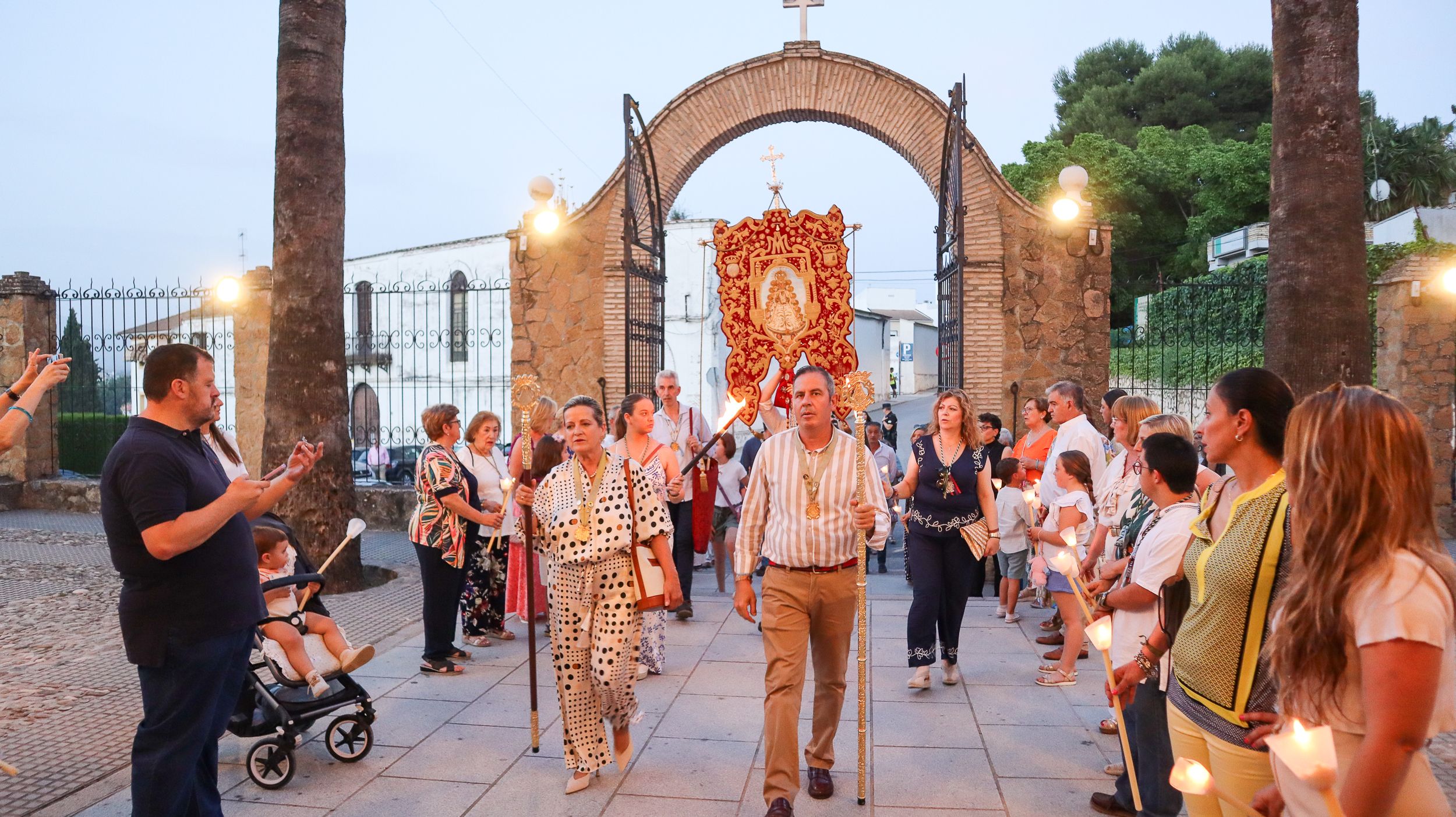 Simpecado de la Hermandad del Rocío de Lucena 40 Simpecado de la Hermandad del Rocío de Lucena 40