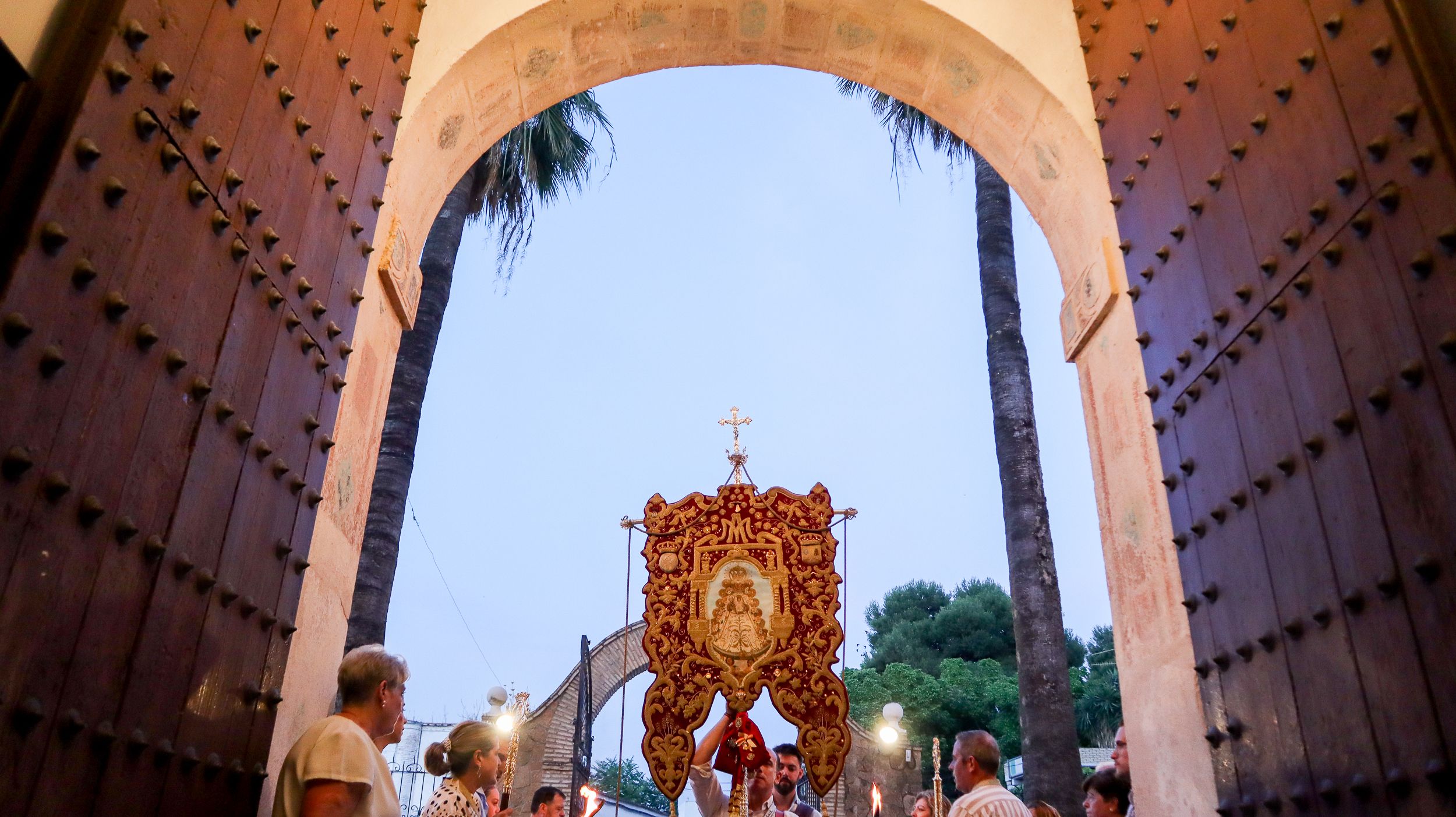 Simpecado de la Hermandad del Rocío de Lucena 42 Simpecado de la Hermandad del Rocío de Lucena 42