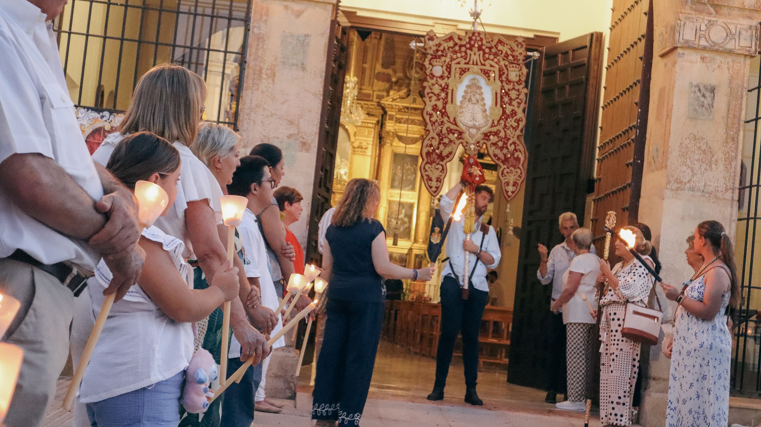 Simpecado de la Hermandad del Rocío de Lucena 46 Simpecado de la Hermandad del Rocío de Lucena 46