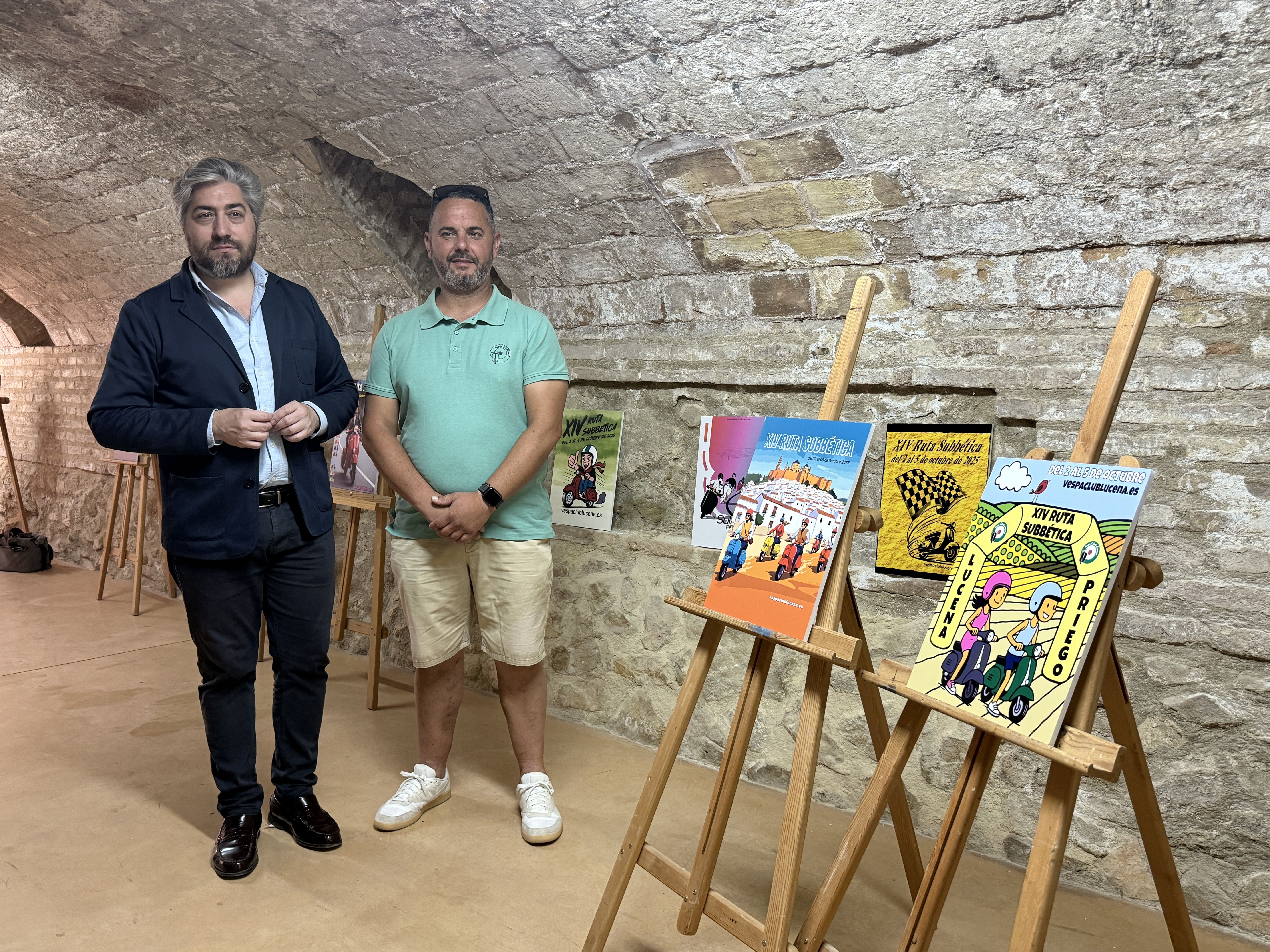 El concejal de Turismo del Ayuntamiento de Lucena, Francisco Barbancho y el vicepresidente del Vespa Club Lucena, Fernando Muñoz Amaro presentan las obras candidatas para el cartel anunciador 2025