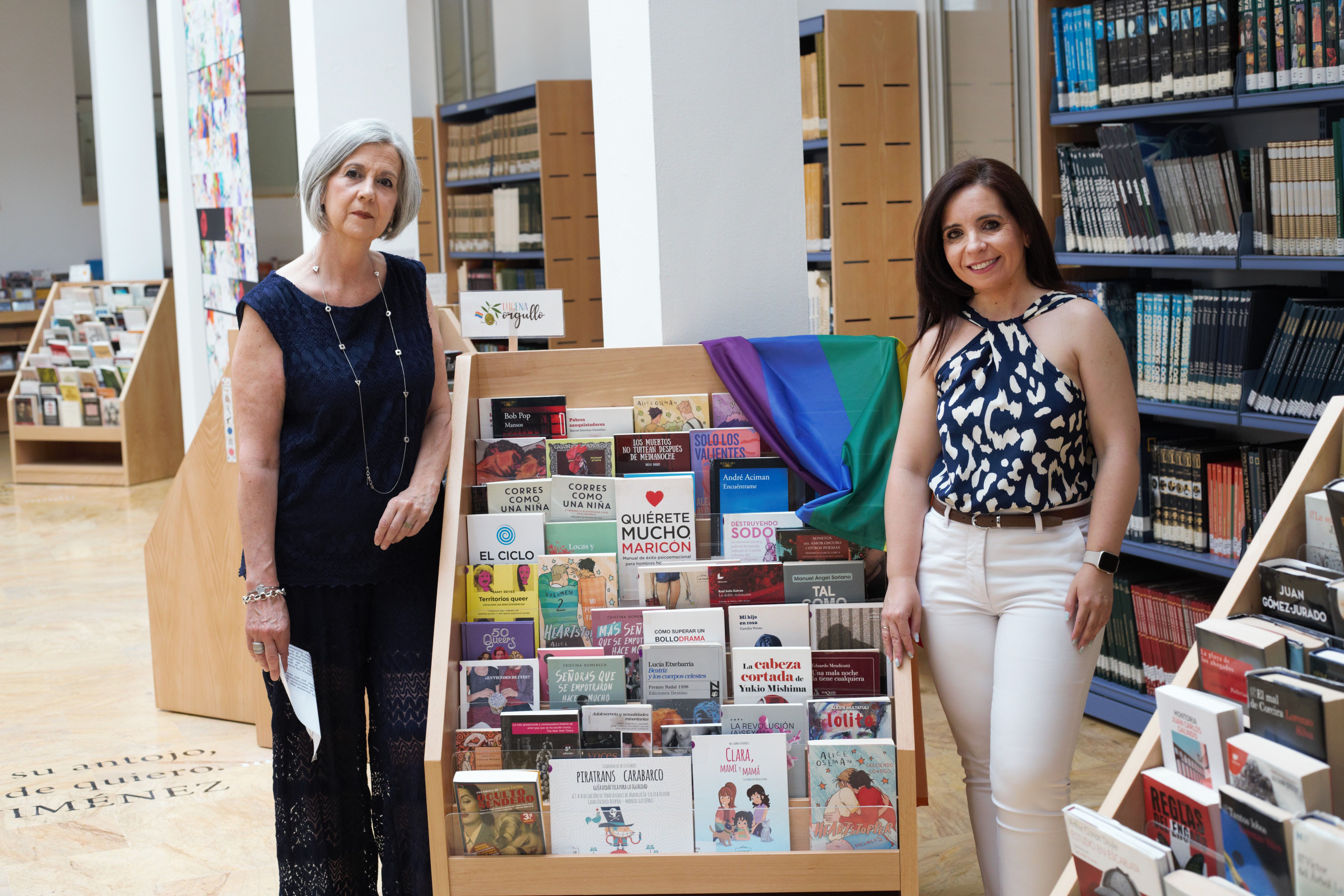 Irene Aguilera, concejala de Igualdad y Diversidad, y Teresa Ferrer, bibliotecaria municipal, dan a conocer el programa de actos y actividades con motivo del Día del Orgullo