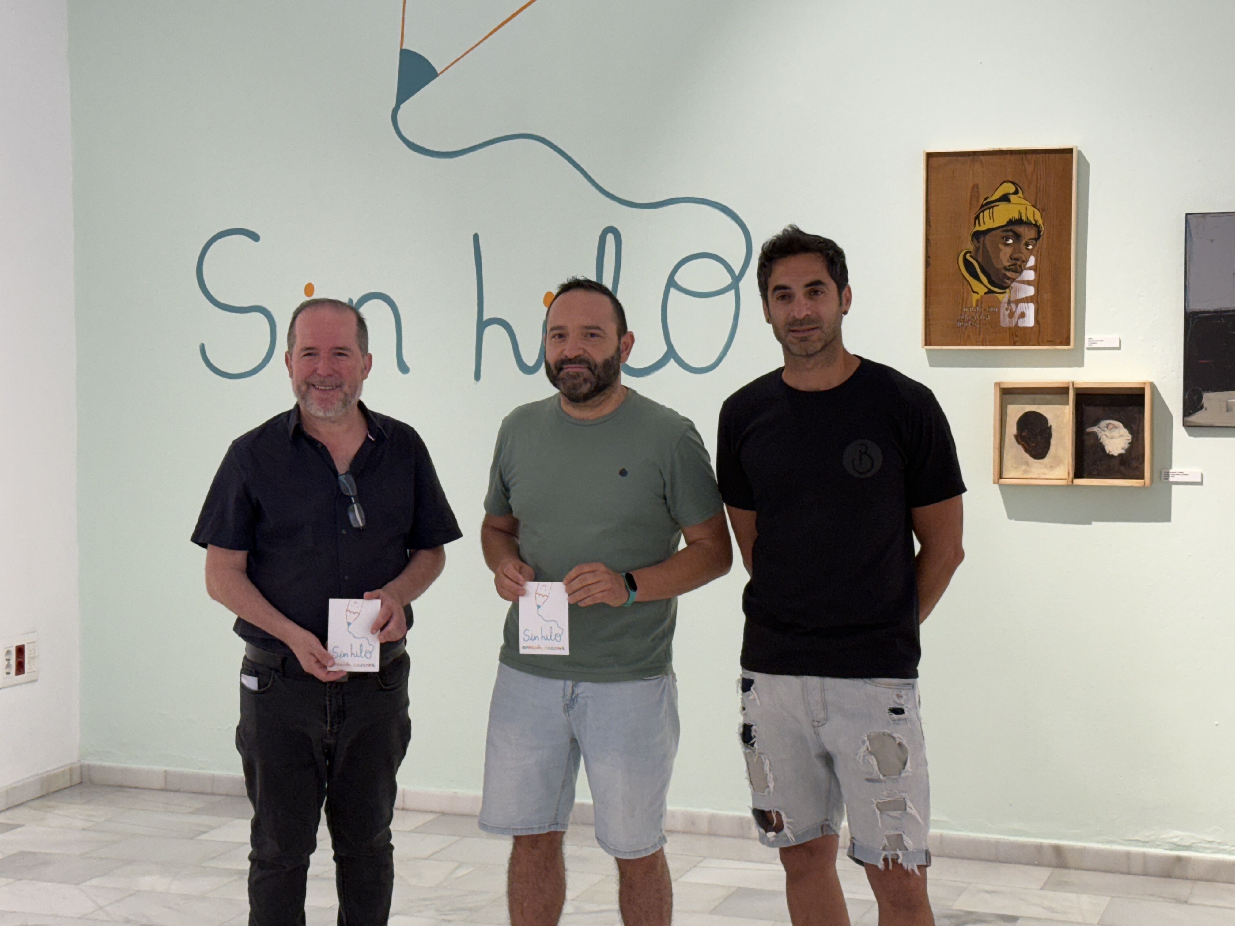 Julio Flores, Fernando Somé y Jorge R. Torres durante la presentación de la muestra