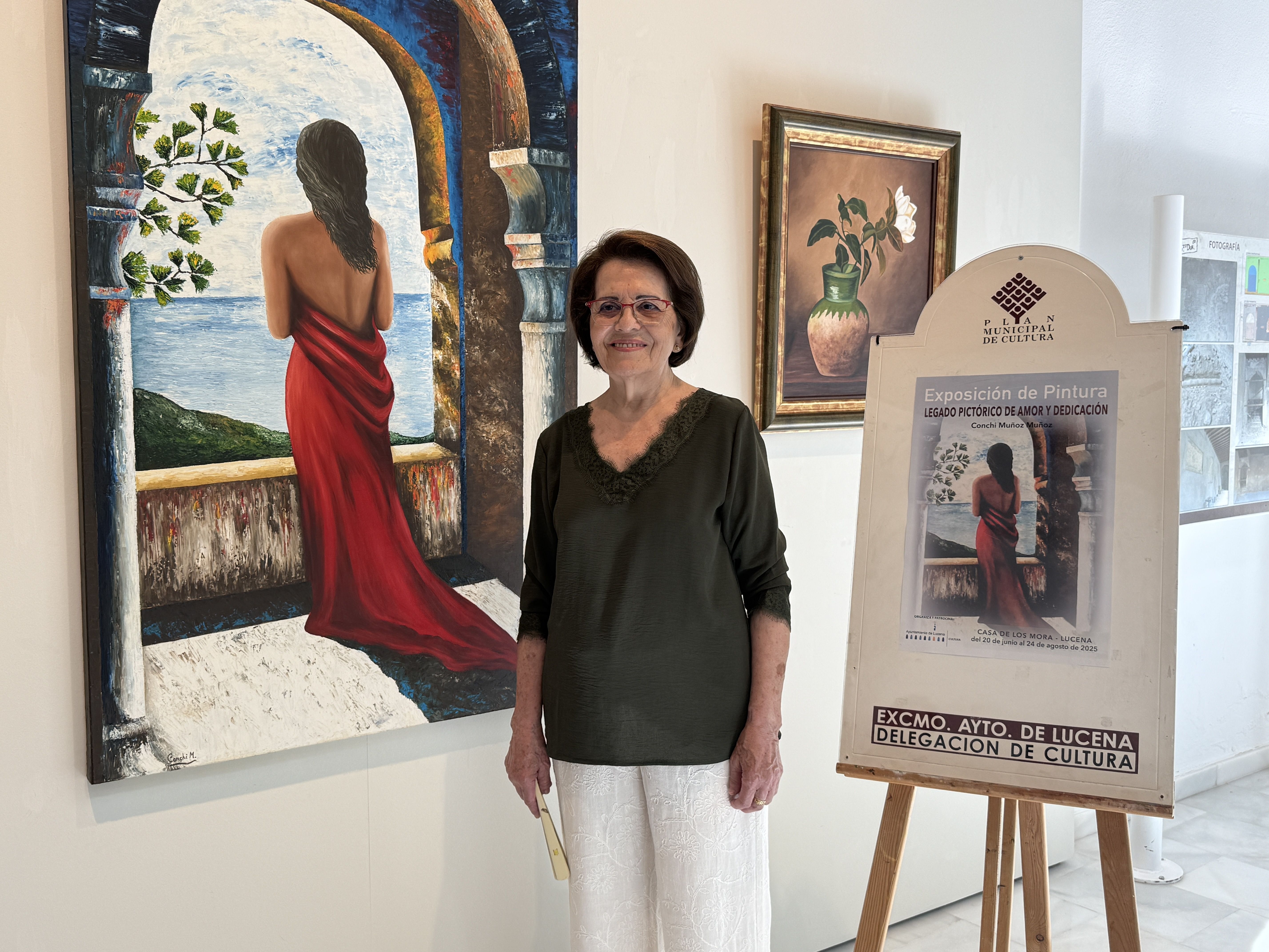 Conchi Muñoz junto a una de las obras expuestas