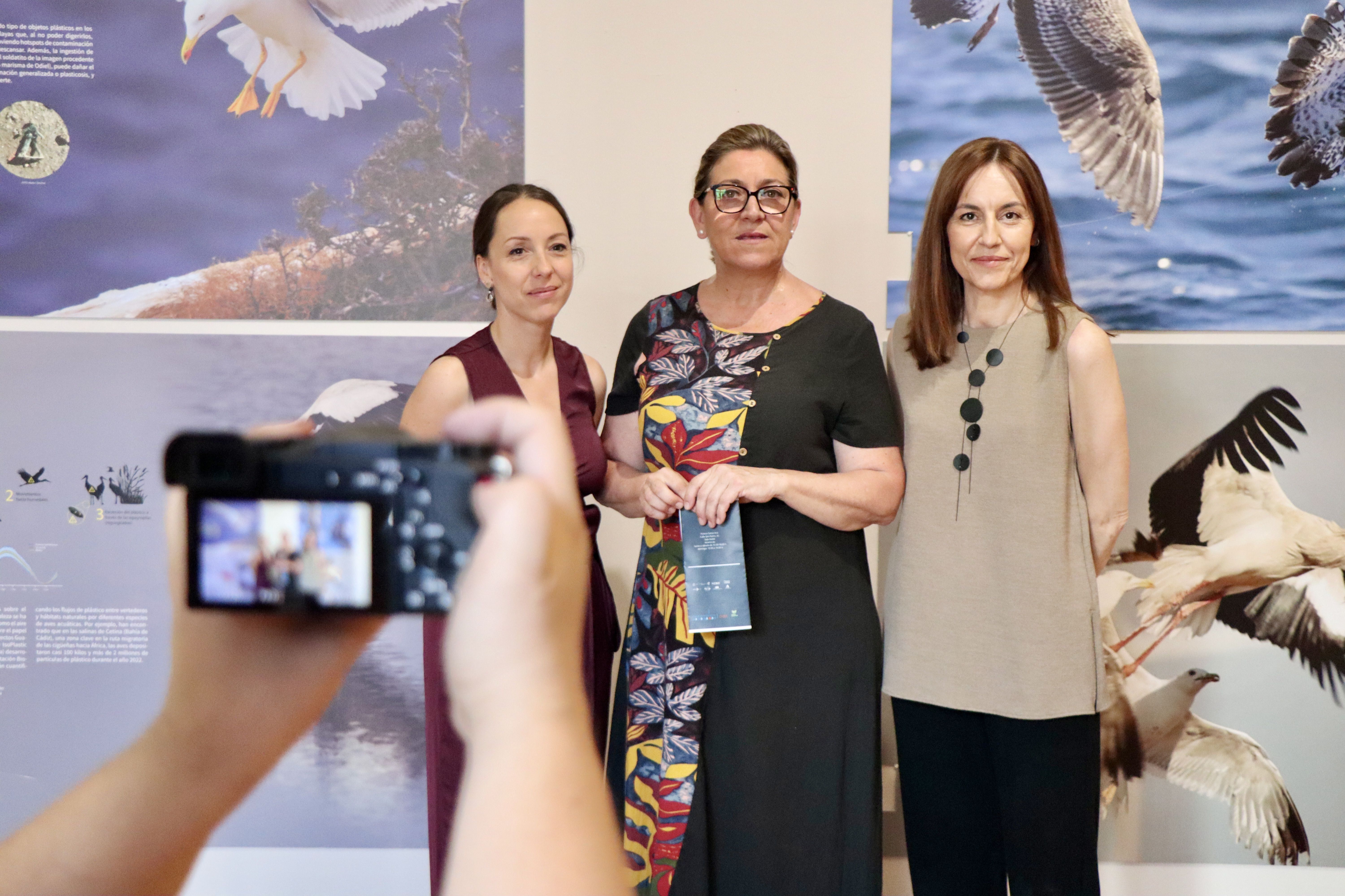Charo Valverde y el personal de la delegación de Medio Ambiente al cuidado de la exposición 'Platisfera' en el Palacio de Santa Ana