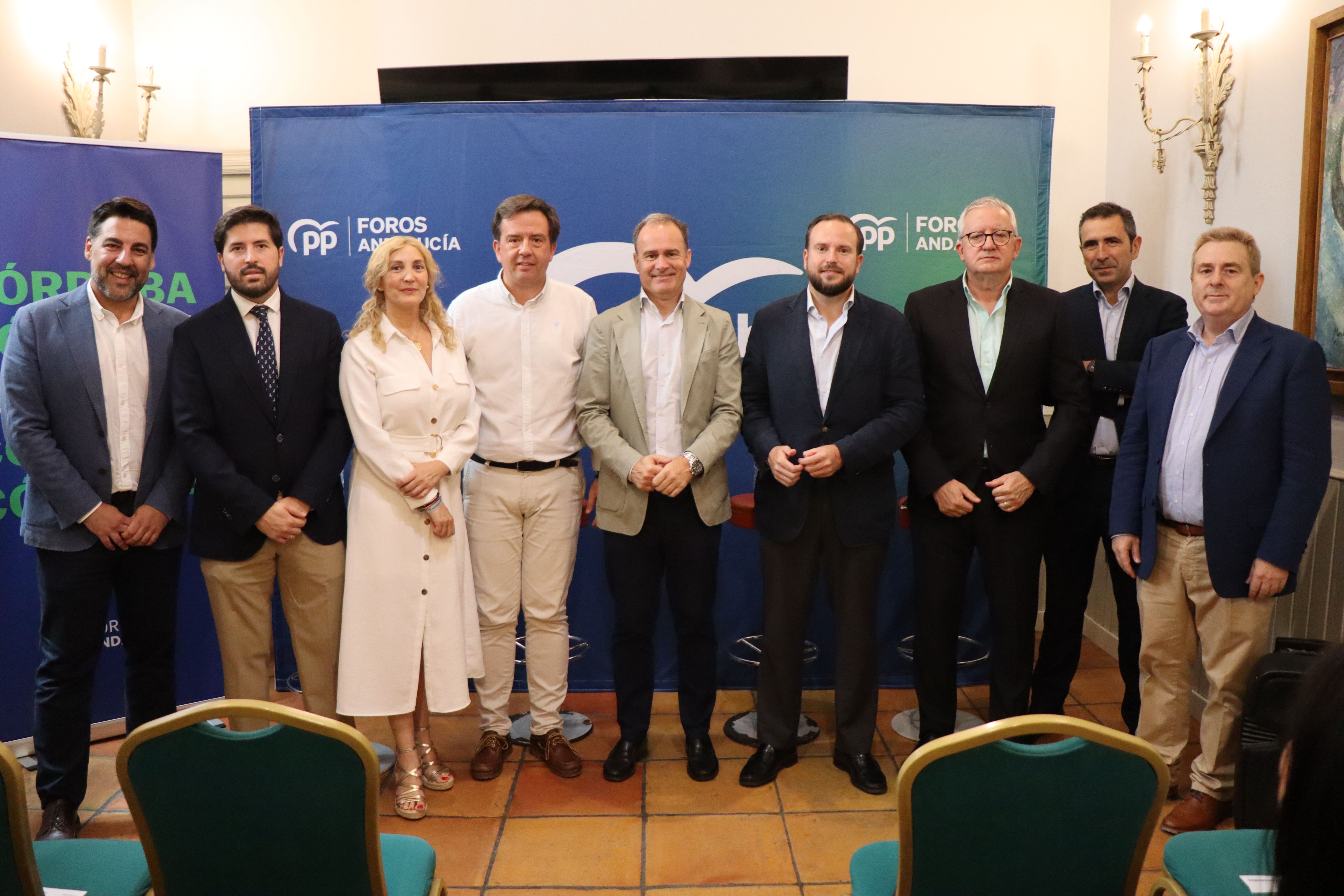 Responsables políticos y empresariales durante el desarrollo de este foro