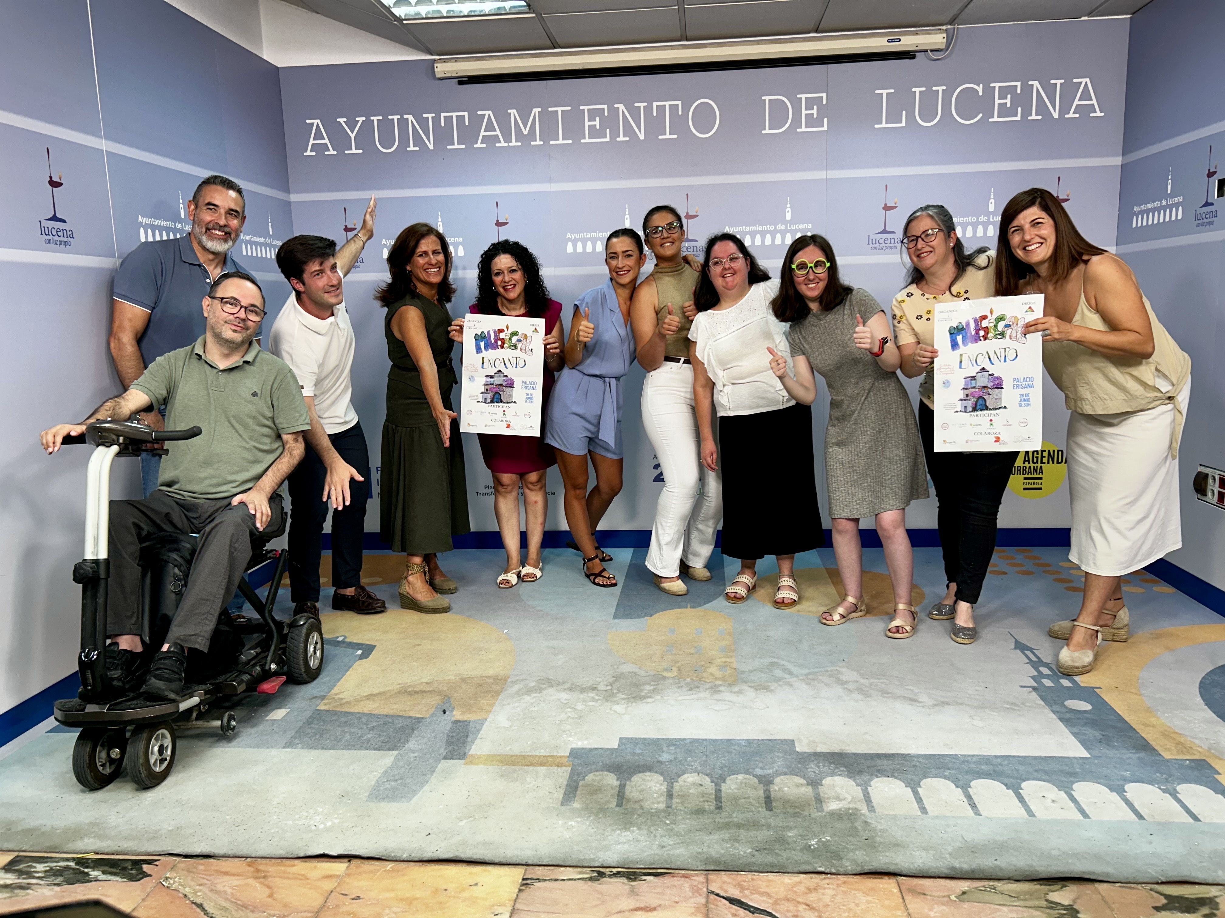 Actores y representantes de los colectivos que participan en la puesta en escena de "Encanto"