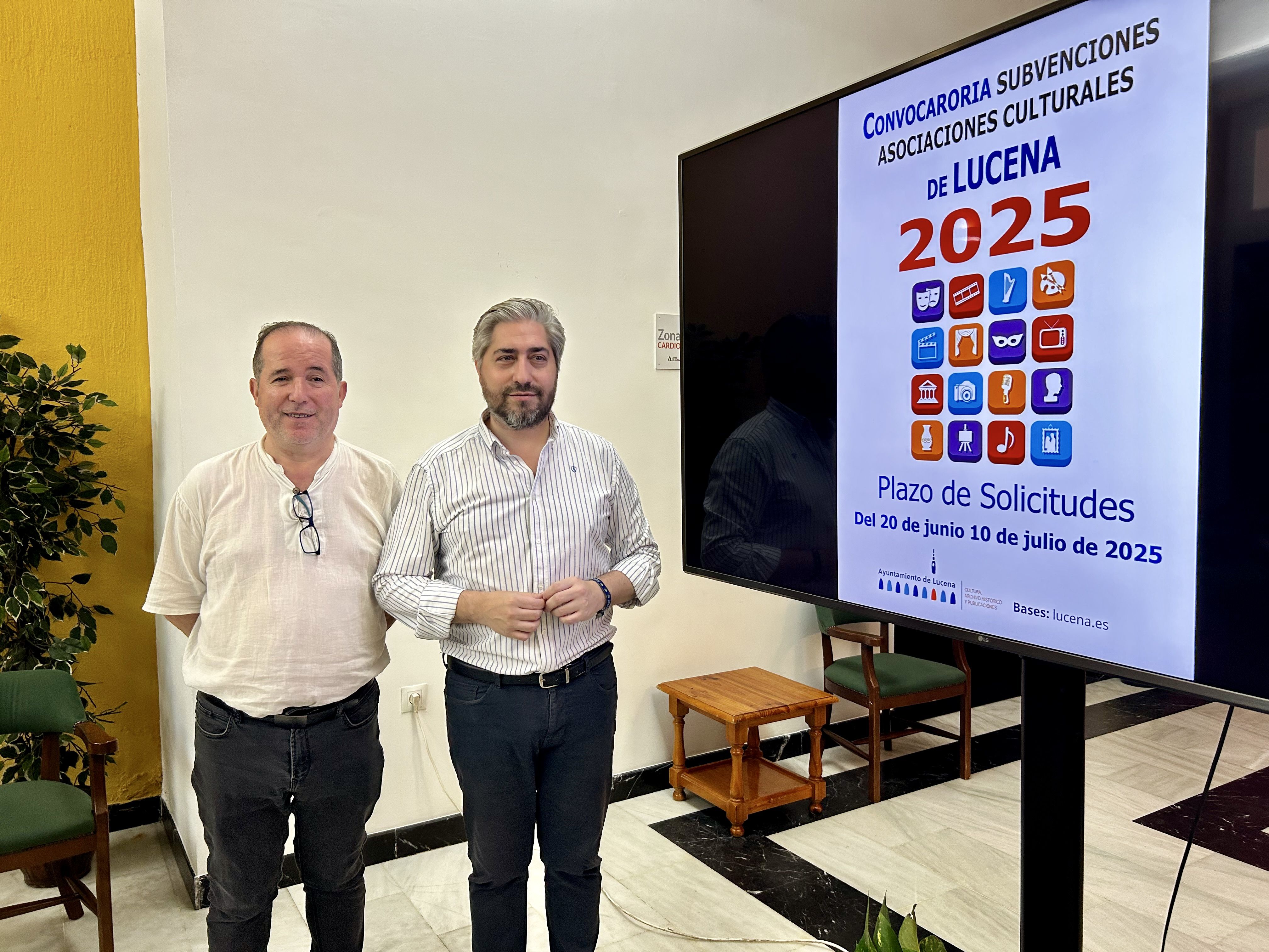 Francisco Barbancho y Julio Flores, técnico de Cultura, durante la presentación de la convocatoria de ayudas.