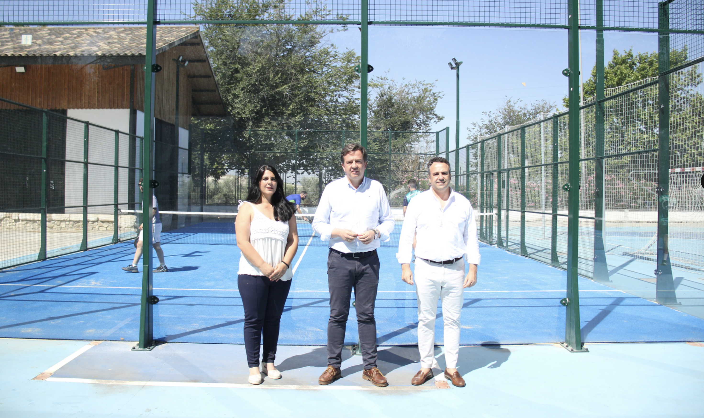 Autoridades locales junto a la nueva pista de pádel de Las Navas