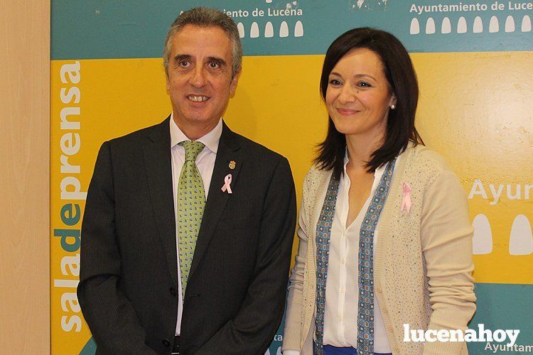 Juan Pérez y Rafaela Crespín tras la rueda de prensa.jpg