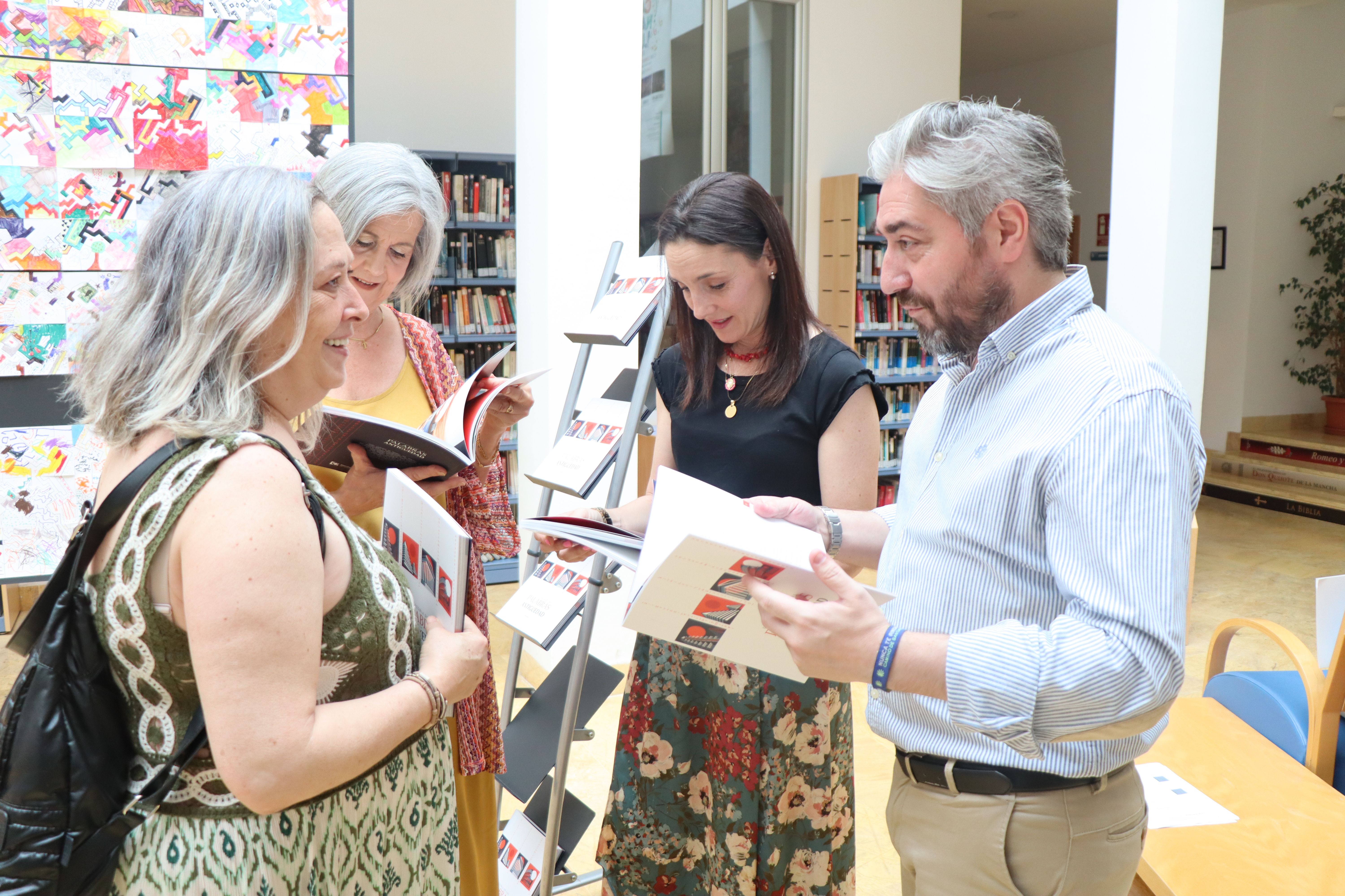 Un momento de la presentación de la publicación y el proyecto educativo en la Biblioteca Municipal