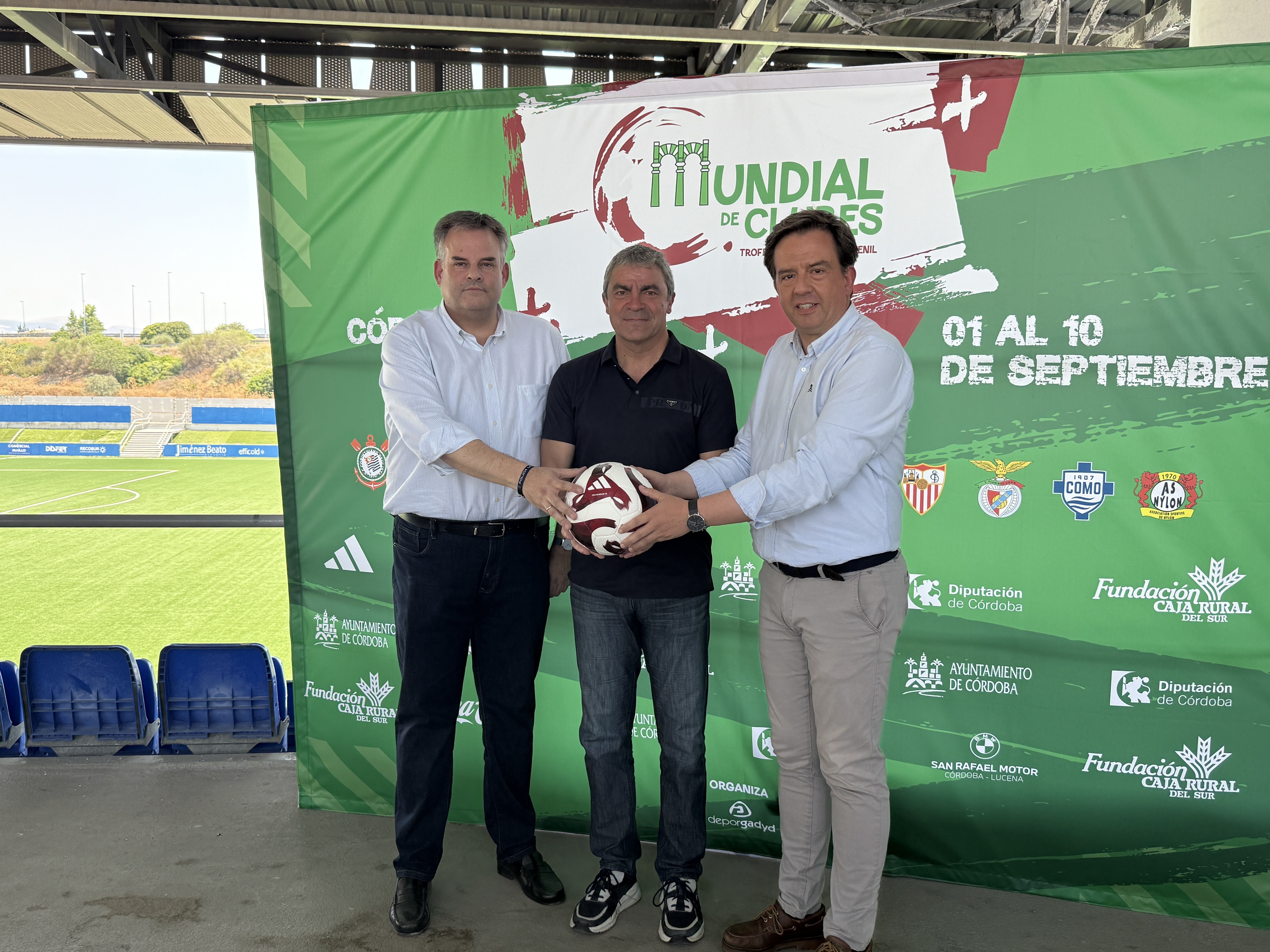 Ángel Novillo, concejal de Deportes; el exfutbolista del Real Madrid y coordinador del torneo, Manolo Sanchís y Aurelio Fernández, alcalde de Lucena, presentan el torneo en las instalaciones del estadio.
