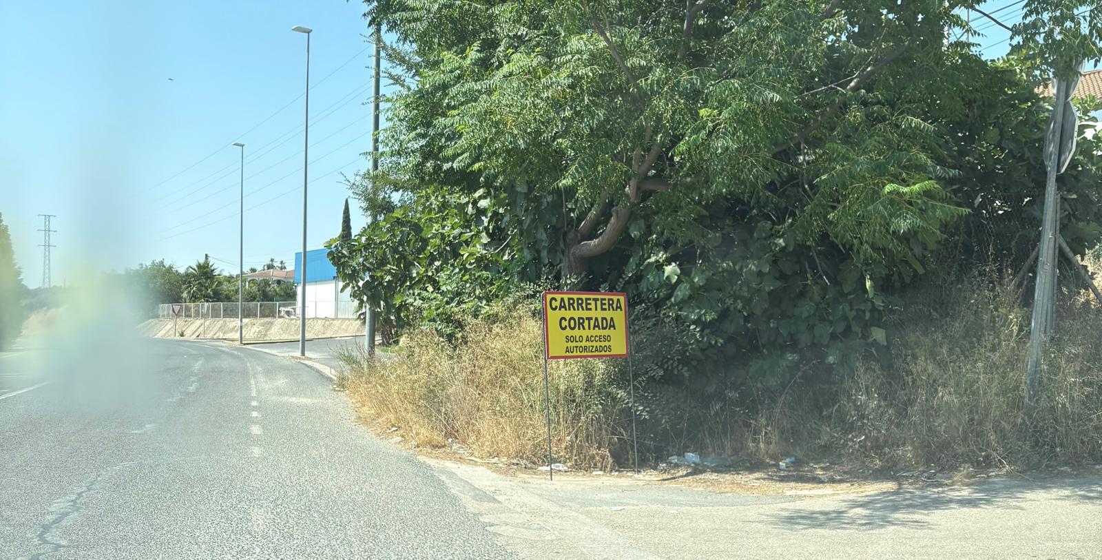 Cartel indicando el inexistente corte de la carretera