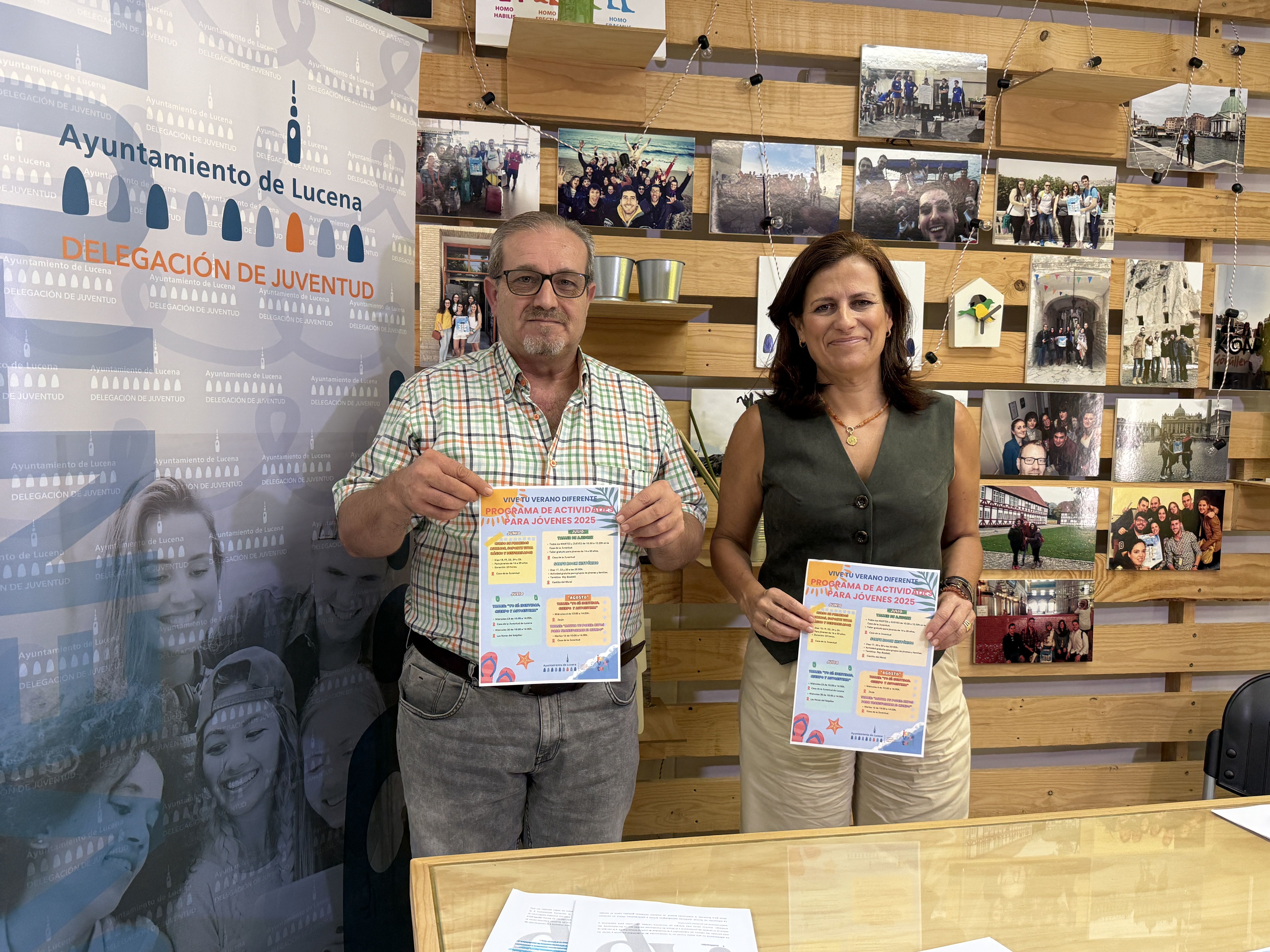 Míriam Ortiz, delegada de Juventud y Formación para el Empleo del Ayuntamiento de Lucena, presenta la programación estival junto al técnico de la delegación, Antonio Jiménez