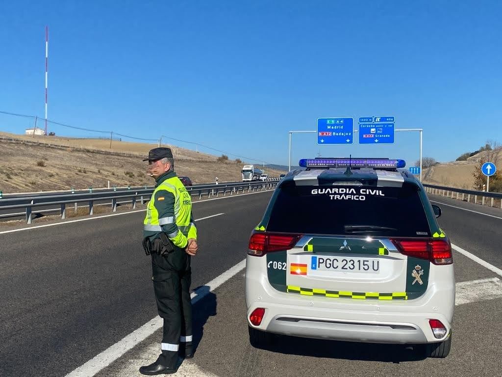 Una patrulla de la Guardia Civil en la A45. Archivo