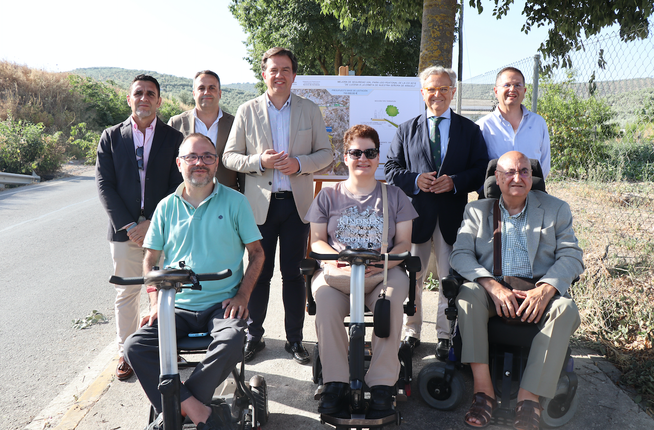 Foto de familia tras la presentación de las obras para completar los acerados de la senda peatonal hasta el Santuario de Aras