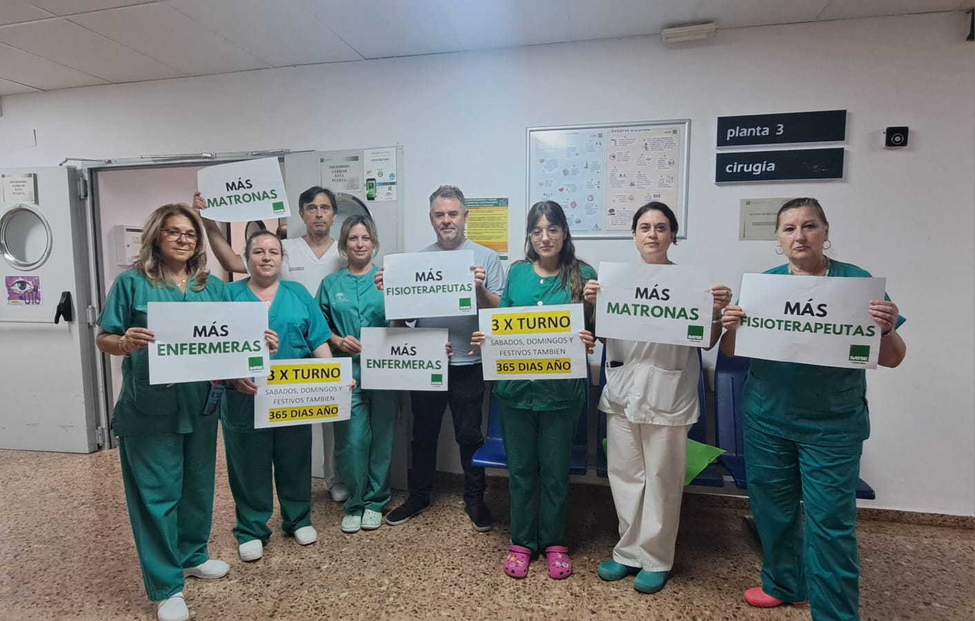 Trabajadores del hospital Infanta Margarita muestran carteles con sus reivindicaciones