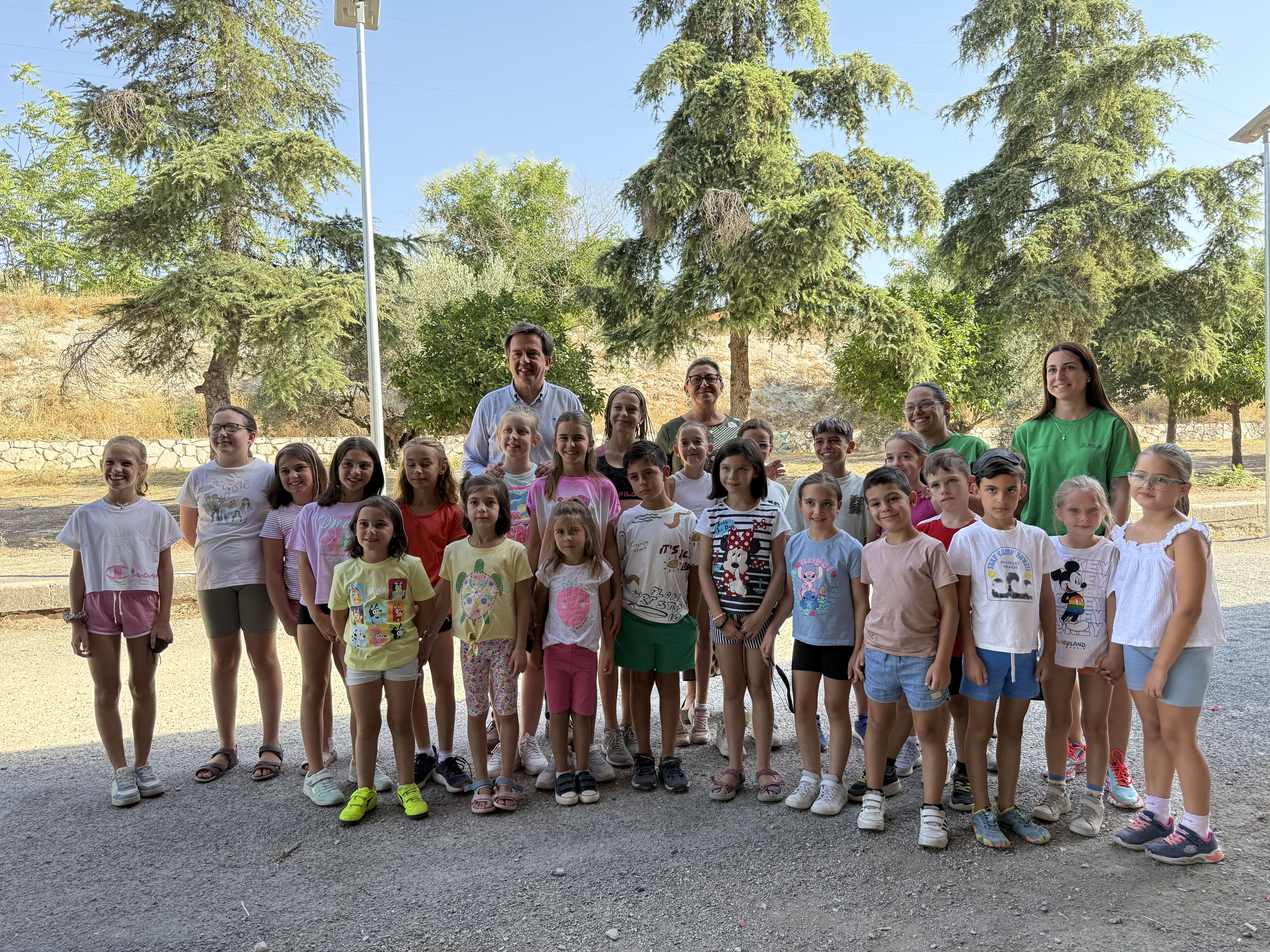 Un grupo de alumnos participantes en la ludoteca Eco-Verano, junto a Aurelio Fernández, alcalde de Lucena; Charo Valverde, concejal de medioambiente y monitoras de la actividad Un grupo de alumnos participantes en la ludoteca Eco-Verano, junto a Aurelio Fernández, alcalde de Lucena; Charo Valverde, concejal de medioambiente y monitoras de la actividad