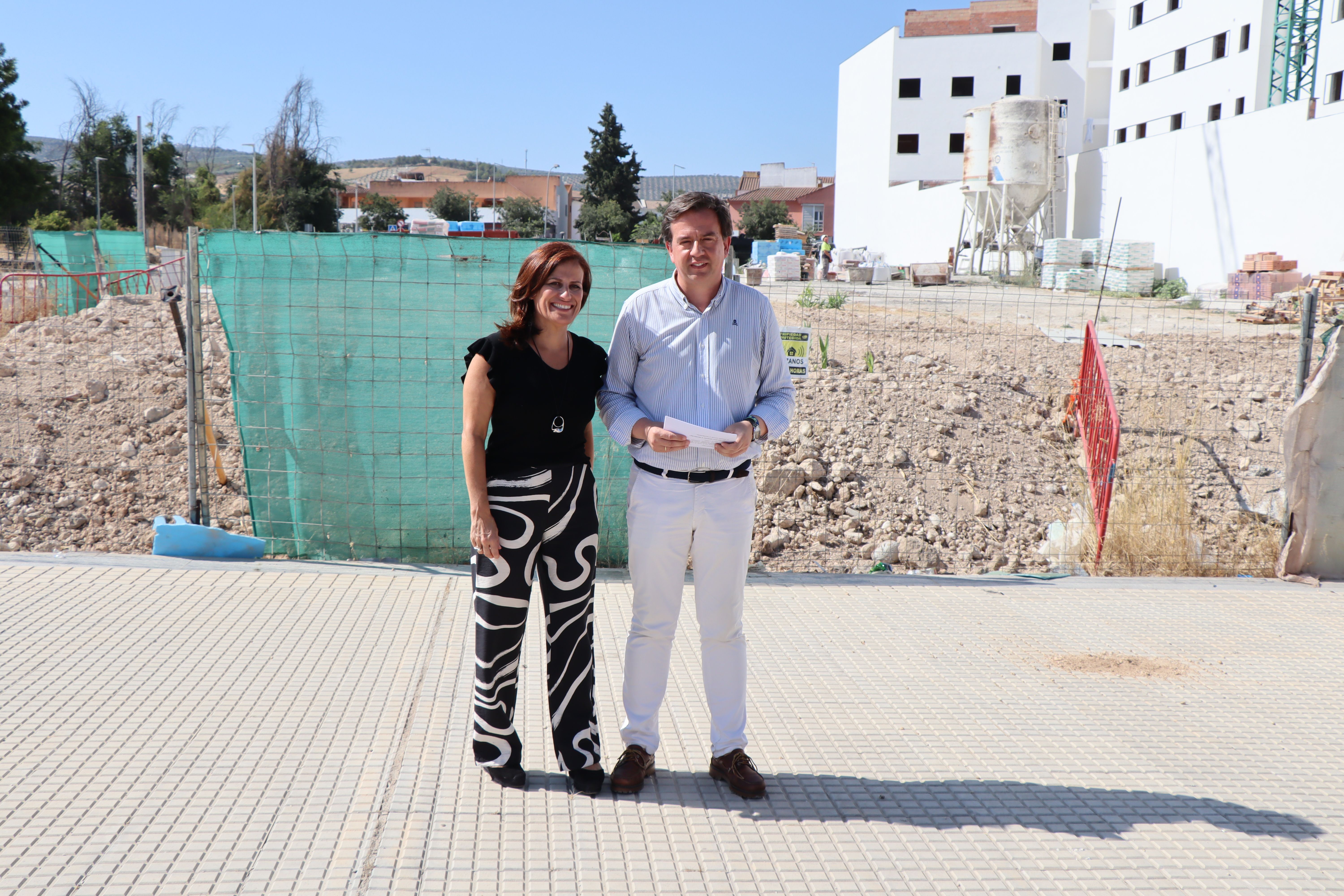 Míriam Ortiz y Aurelio Fernández junto a la parcela en la que se construirán las viviendas