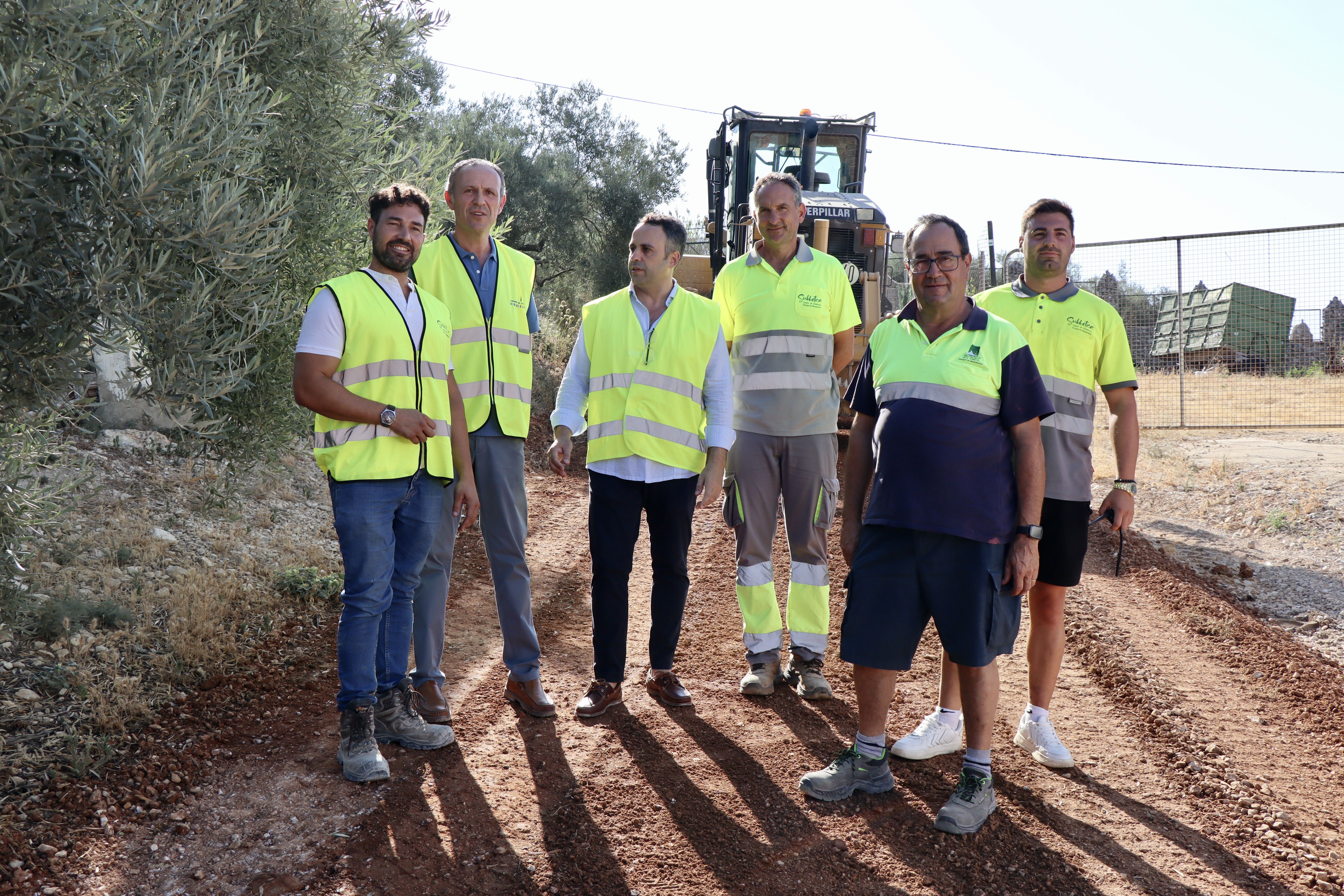 Javier Pineda junto a técnicos de la delegación y personal del Parque de Maquinaria de la Subbética Cordobesa en el camino de la Molina, esta mañana