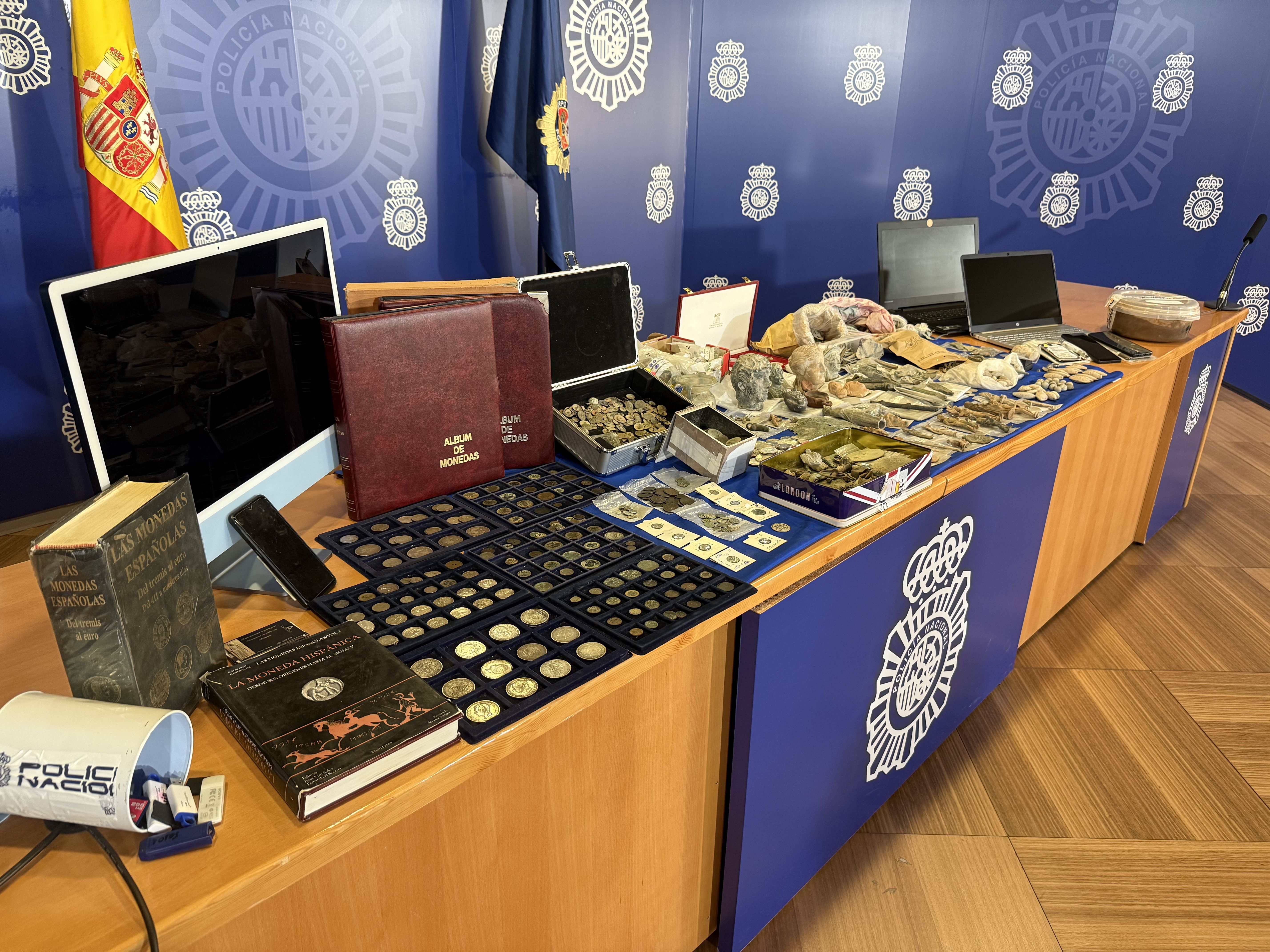 Parte del material incautado por la Policía Nacional en esta operación contra la venta de objetos arqueológicos procedentes de expolio